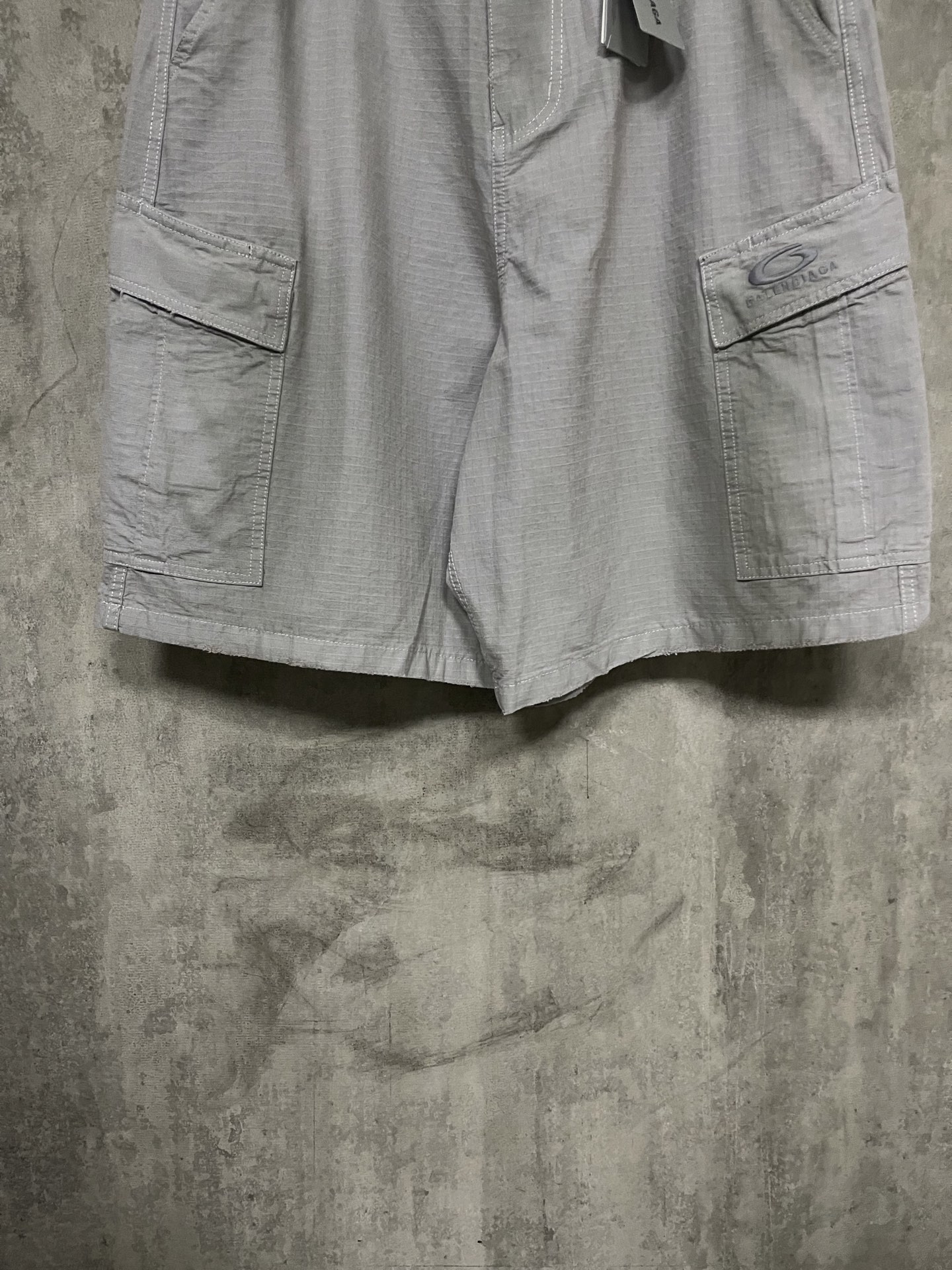 BALENCIAGA  Men's Cargo Shorts in Grey（831384TQP139243）