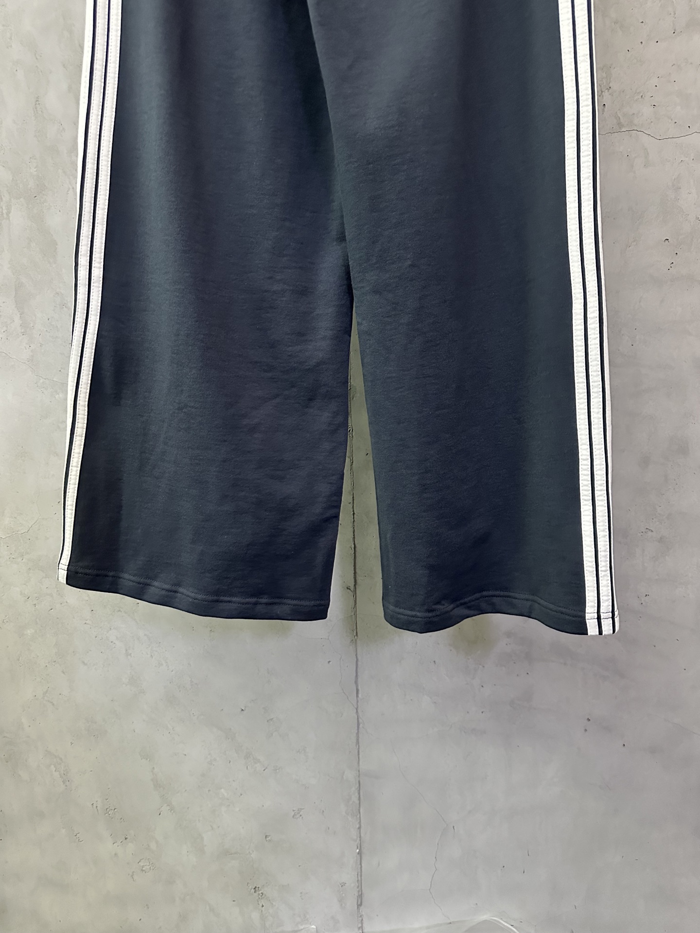 BALENCIAGA Men's Loop Sports Icon Baggy Sweatpants "Navy/White" (844177TSVI33967）