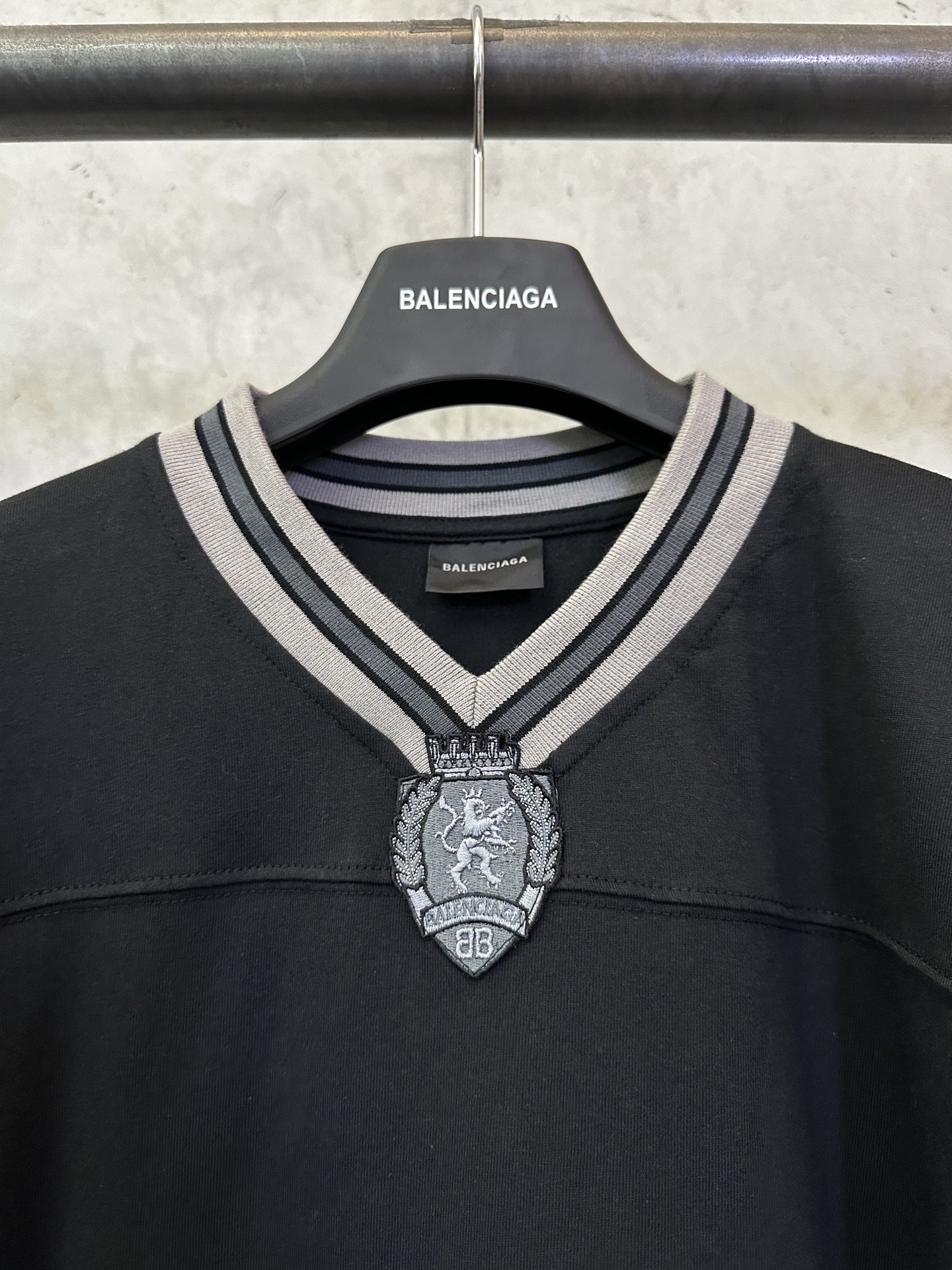 Balenciaga 3b Football Long Sleeve V-Neck T-Shirt for Men in Black/Charcoal Black (857085TTVQ61066）