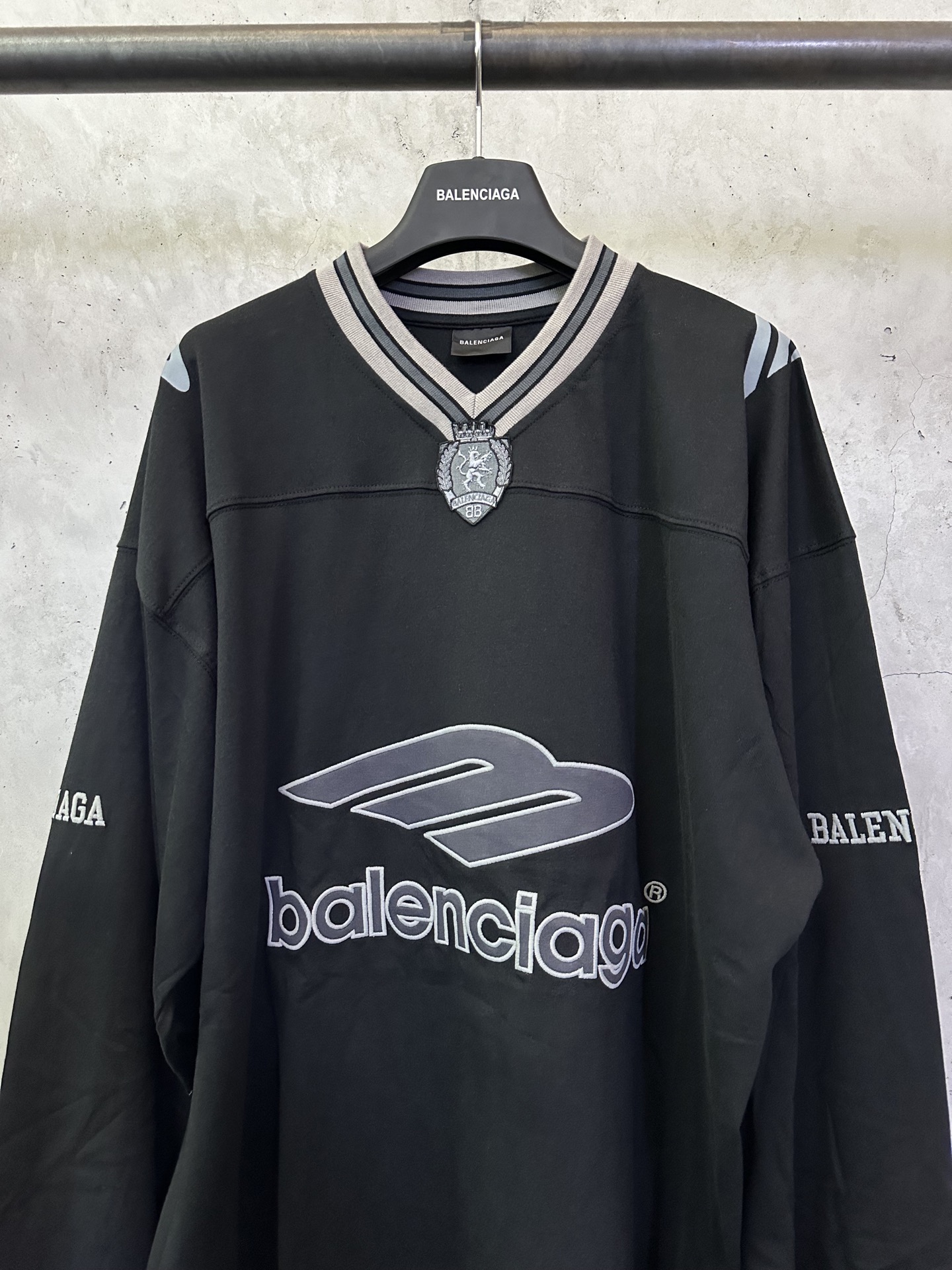 Balenciaga 3b Football Long Sleeve V-Neck T-Shirt for Men in Black/Charcoal Black (857085TTVQ61066）