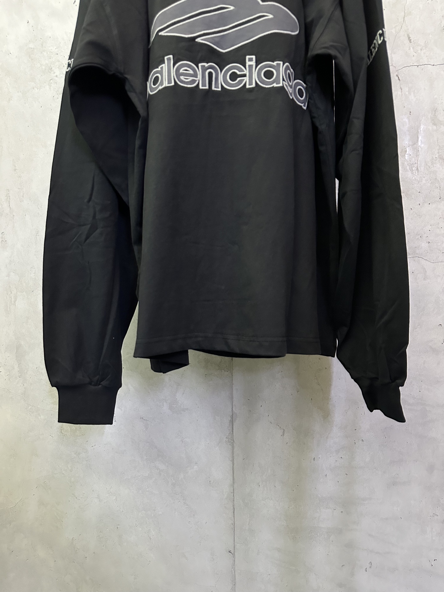 Balenciaga 3b Football Long Sleeve V-Neck T-Shirt for Men in Black/Charcoal Black (857085TTVQ61066）