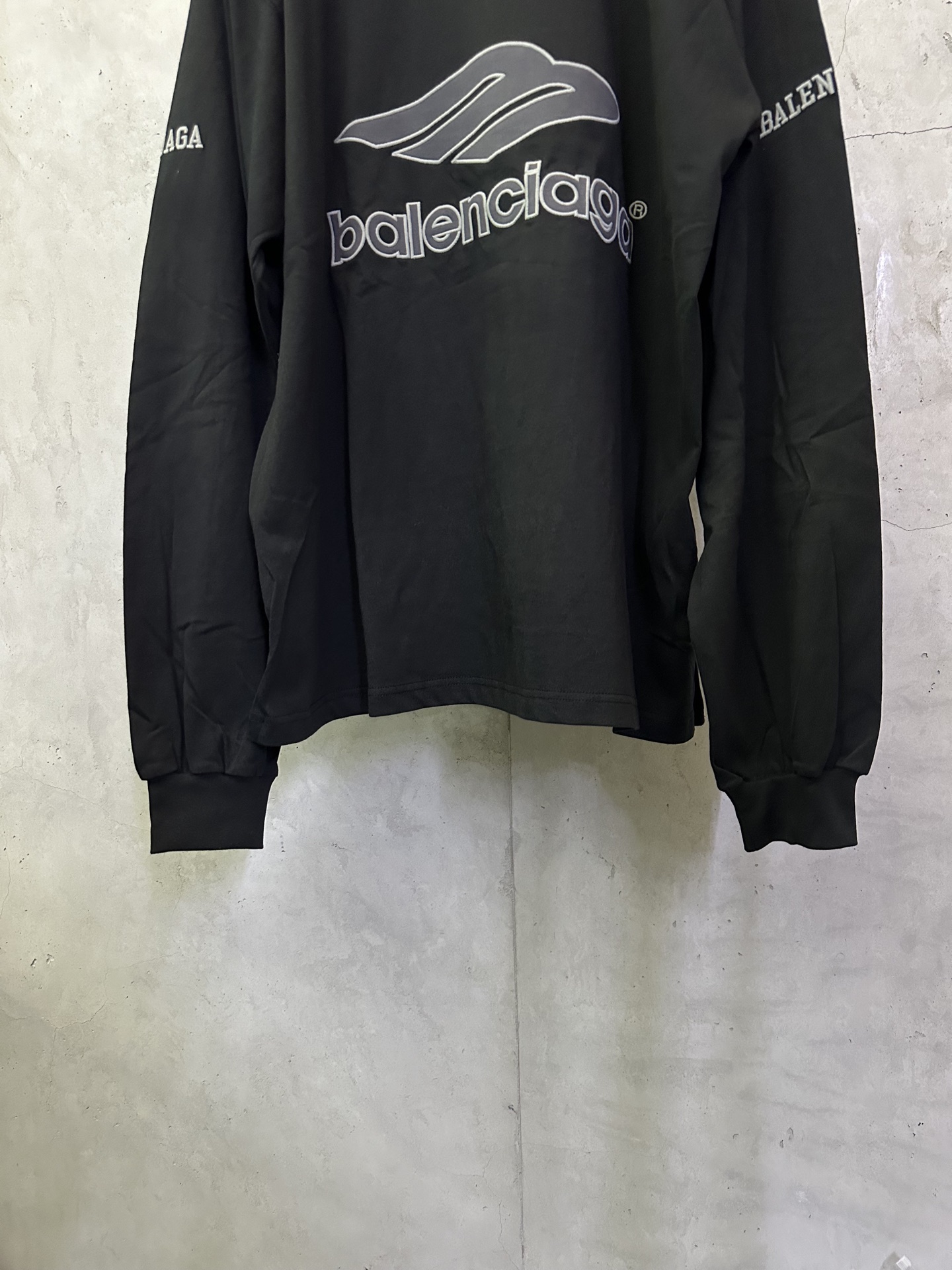 Balenciaga 3b Football Long Sleeve V-Neck T-Shirt for Men in Black/Charcoal Black (857085TTVQ61066）