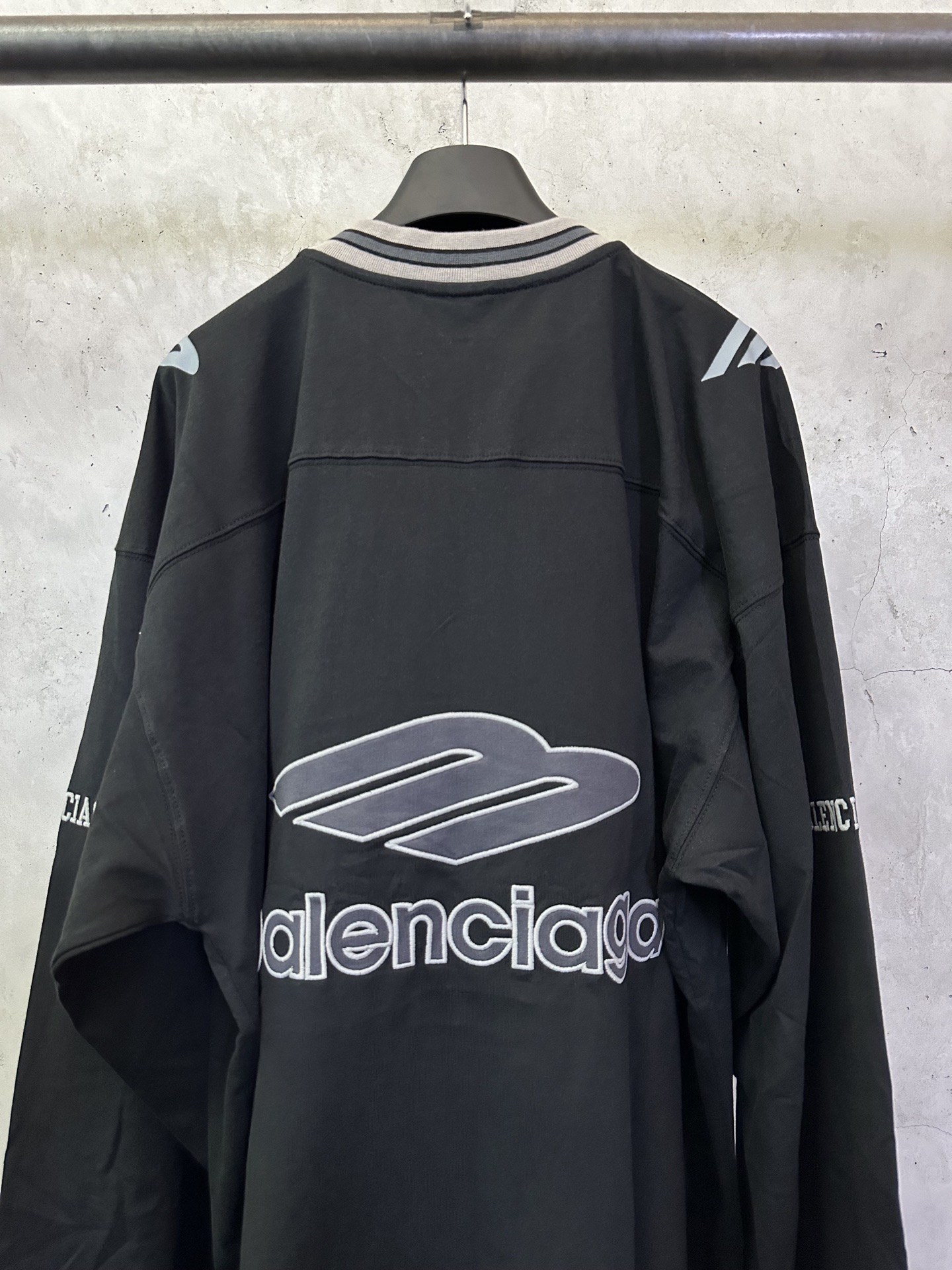 Balenciaga 3b Football Long Sleeve V-Neck T-Shirt for Men in Black/Charcoal Black (857085TTVQ61066）