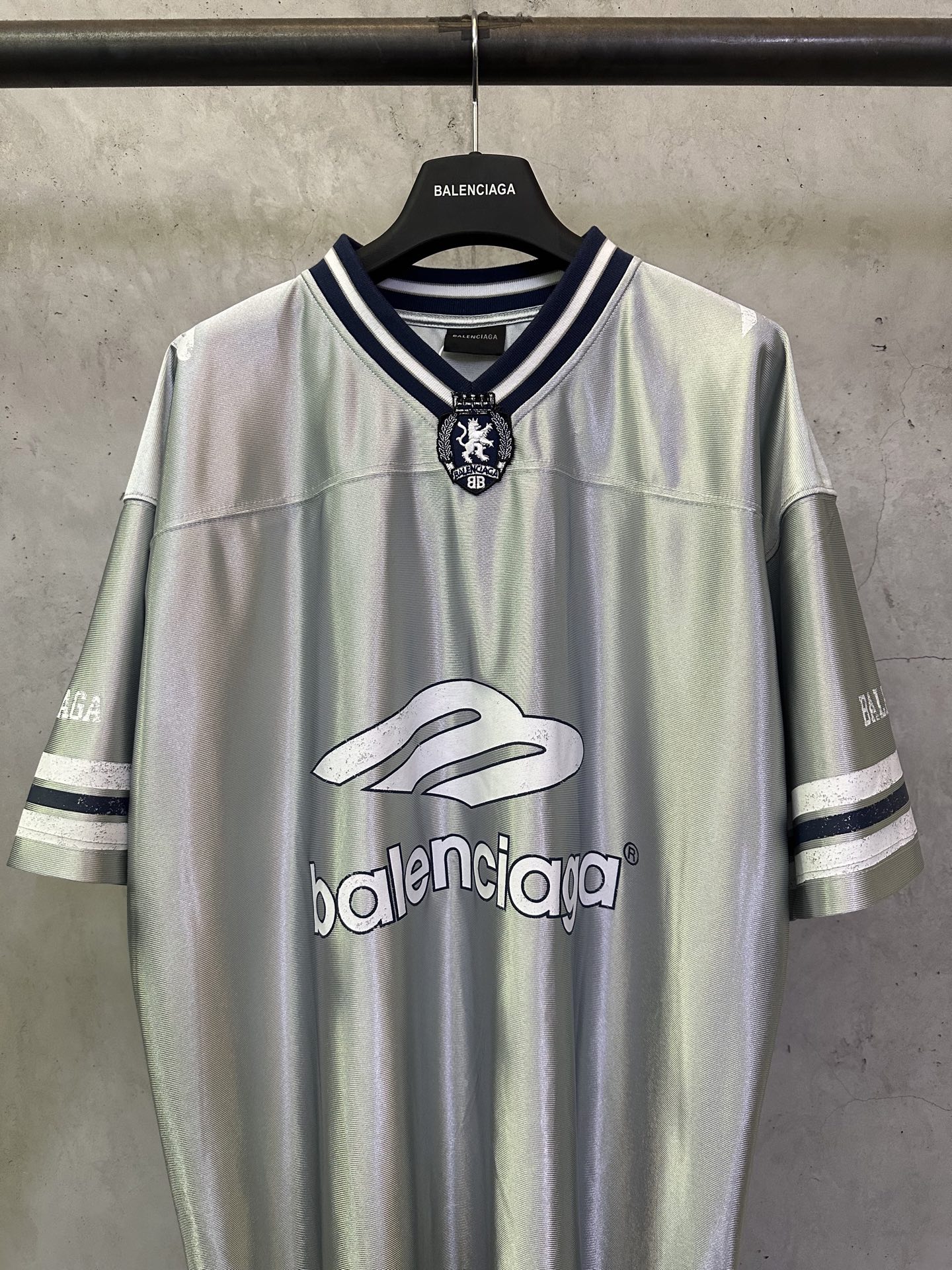 BALENCIAGA 3b Football silhouette V-neck T-shirt（857113TTVQ71461）