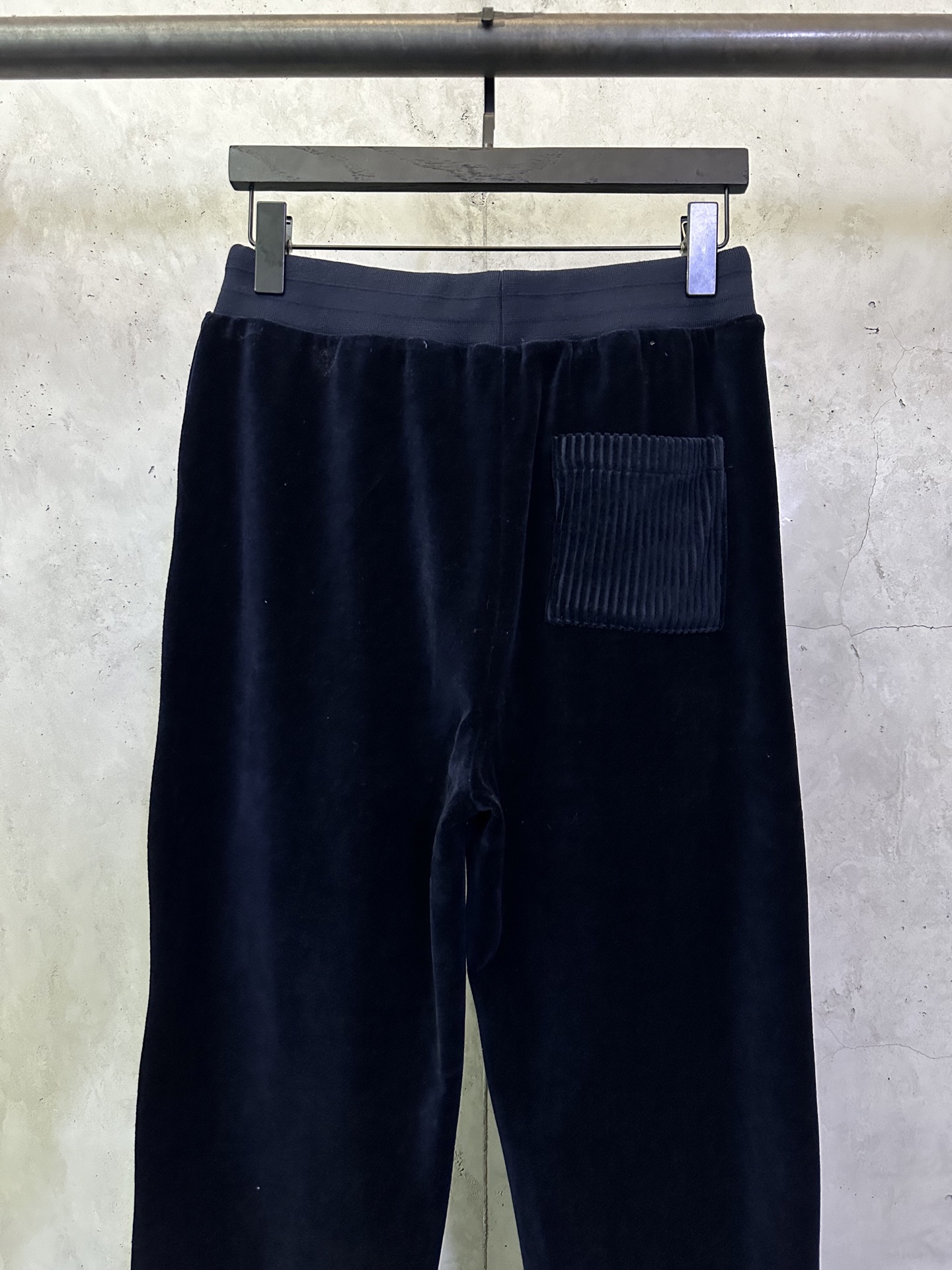 LOUIS VUITTON CHIC Velvet Sweatpants（1AJCCL）