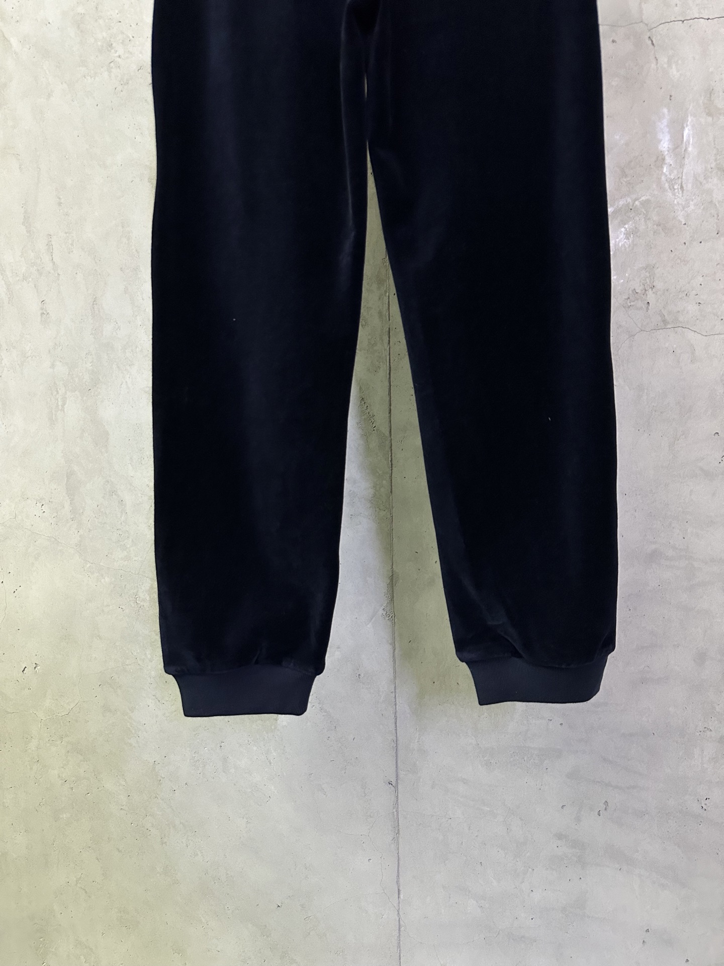 LOUIS VUITTON CHIC Velvet Sweatpants（1AJCCL）