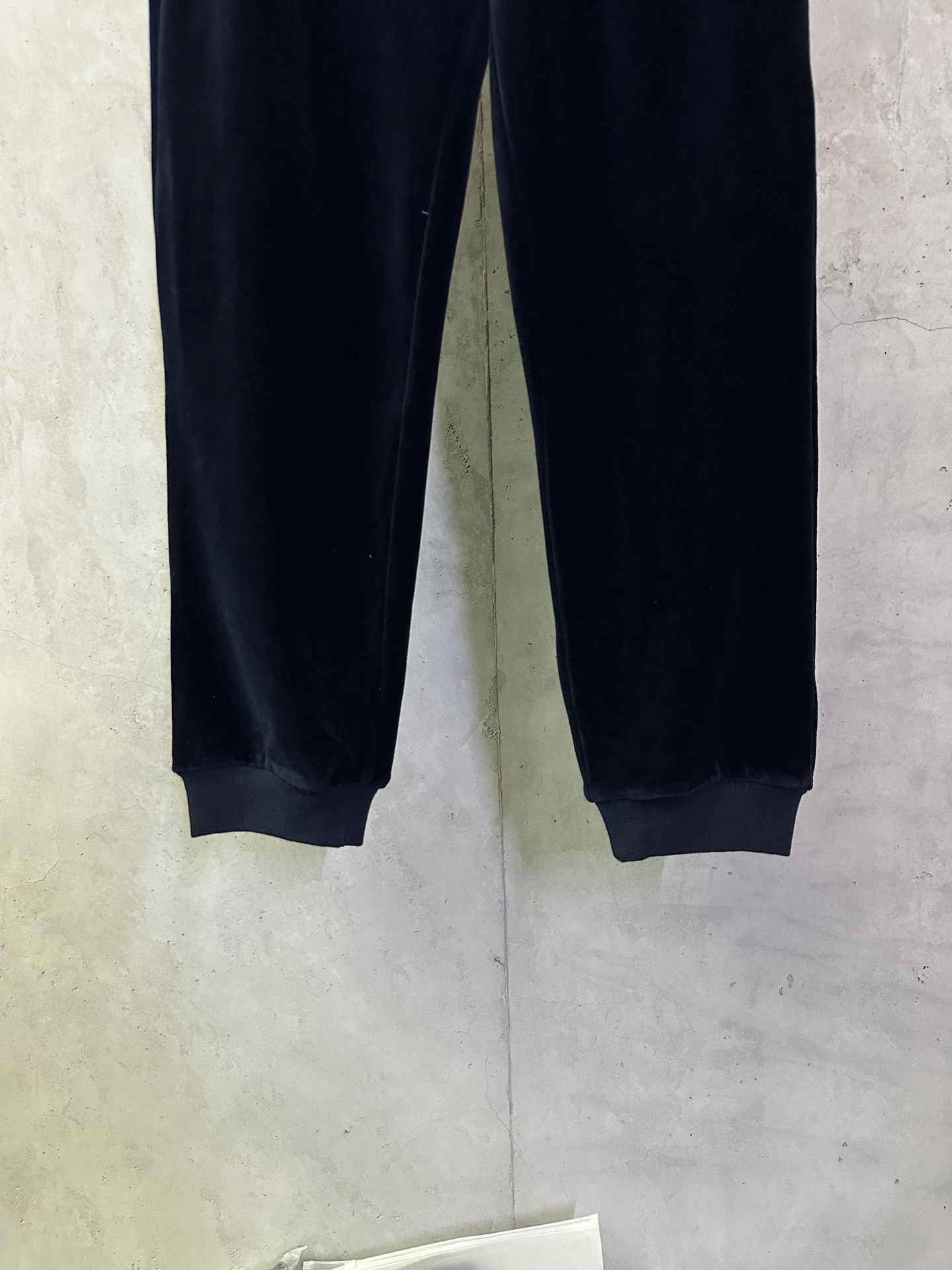LOUIS VUITTON CHIC Velvet Sweatpants（1AJCCL）