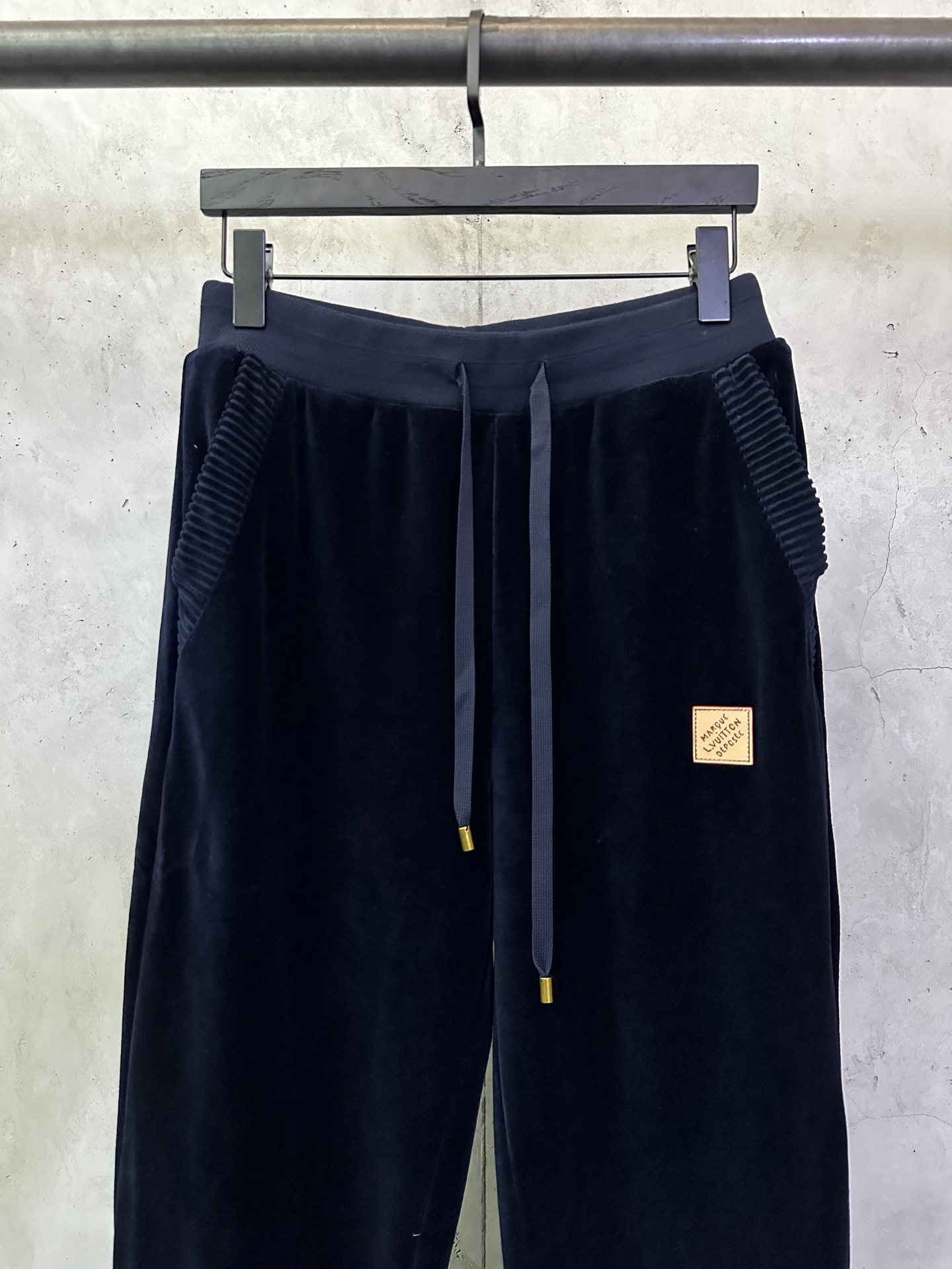 LOUIS VUITTON CHIC Velvet Sweatpants（1AJCCL）