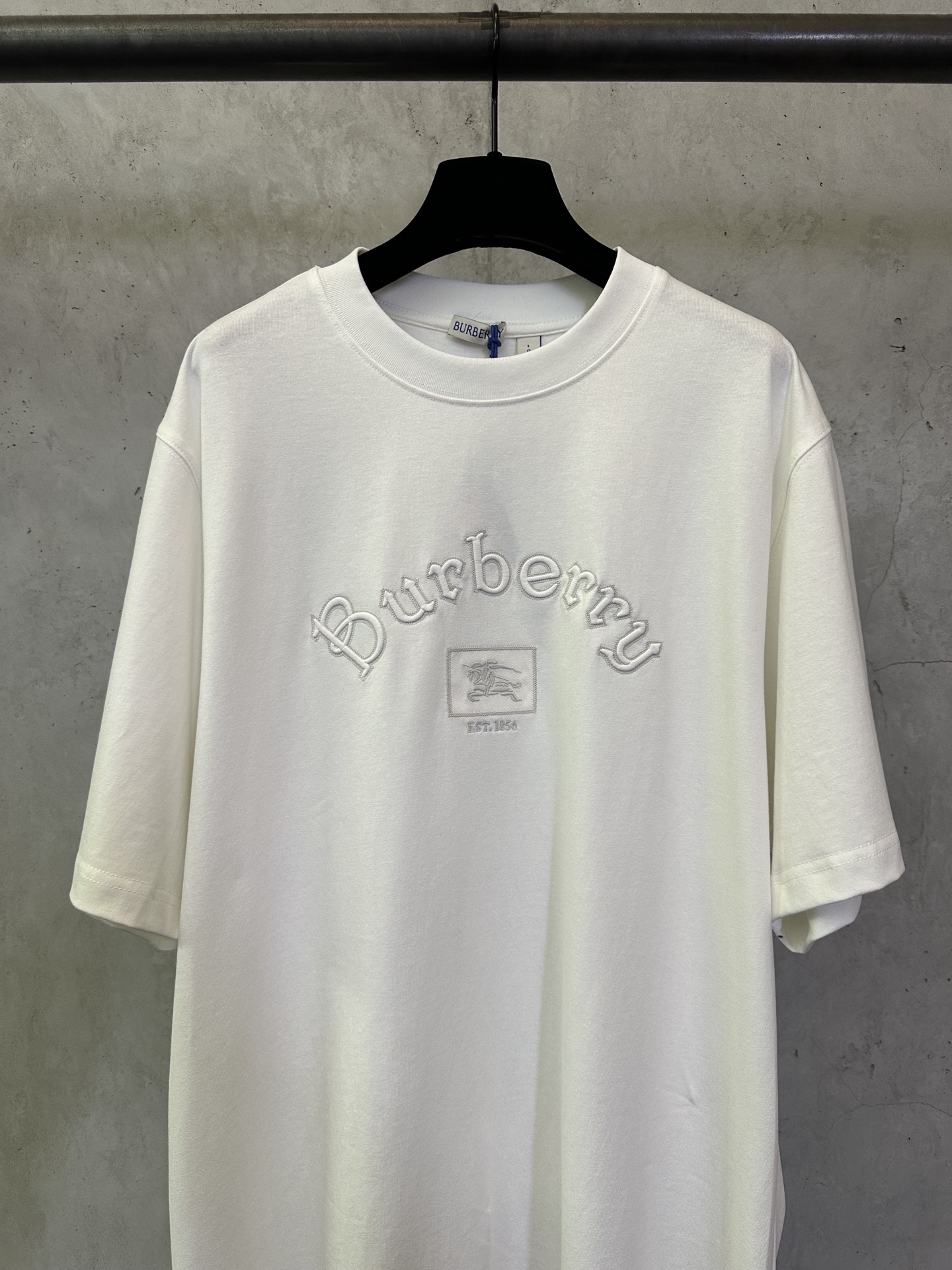 Burberry Gothic Logo Cotton T-Shirt（81160611）