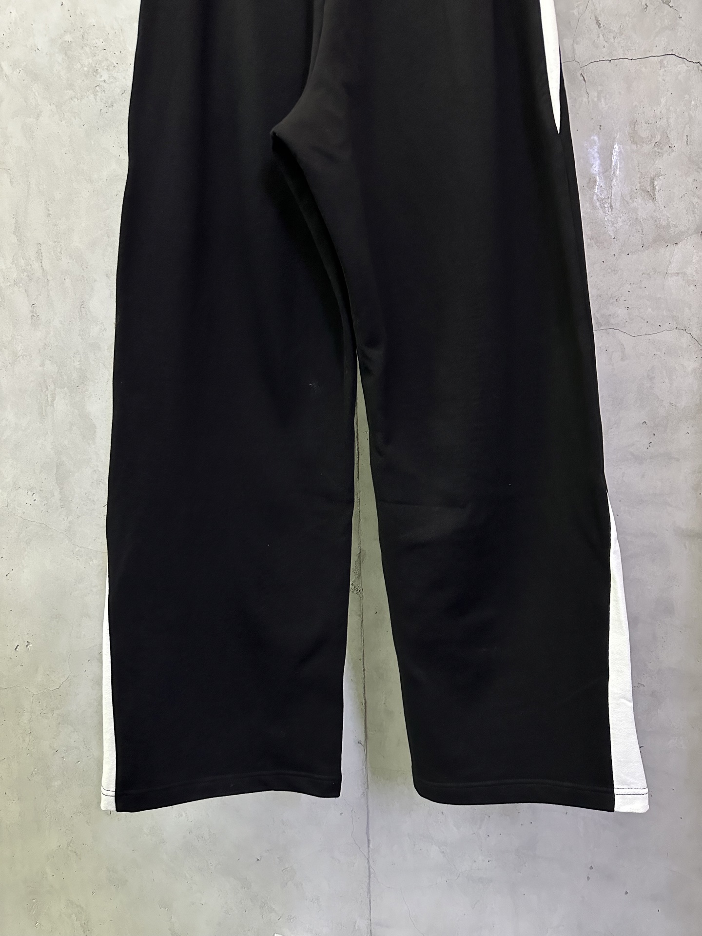 Balenciaga NBA collaboration oversized track pants in black/white（864873TTVV91070）