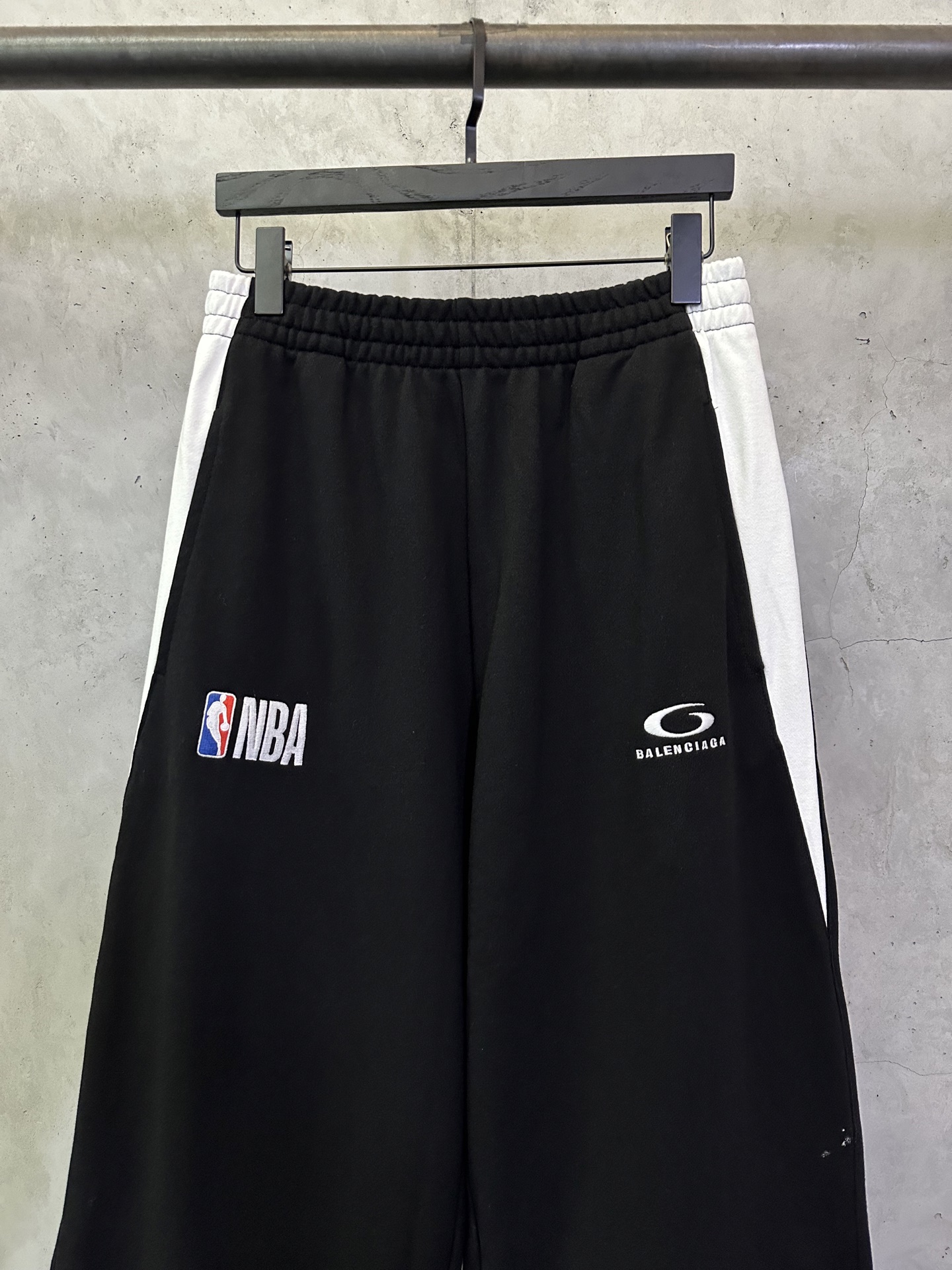 Balenciaga NBA collaboration oversized track pants in black/white（864873TTVV91070）