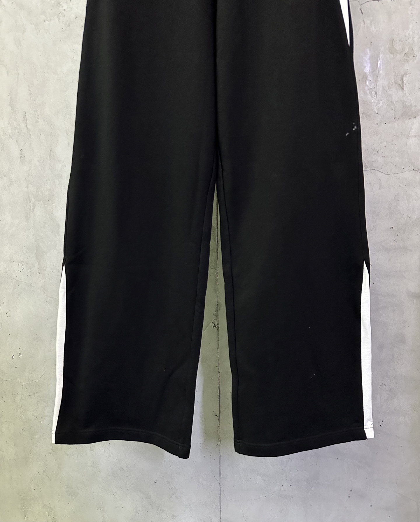 Balenciaga NBA collaboration oversized track pants in black/white（864873TTVV91070）