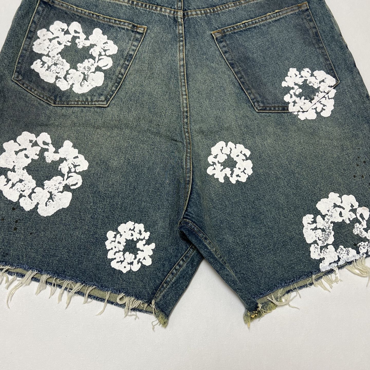DENIM TEARS x LEVI'S Dirty Wash Wreath Short "Light Wash"  (SS24WR001-D）