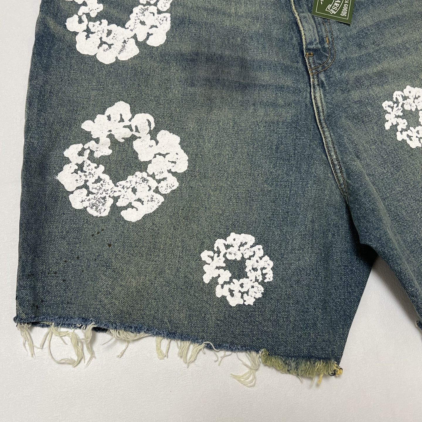 DENIM TEARS x LEVI'S Dirty Wash Wreath Short "Light Wash"  (SS24WR001-D）