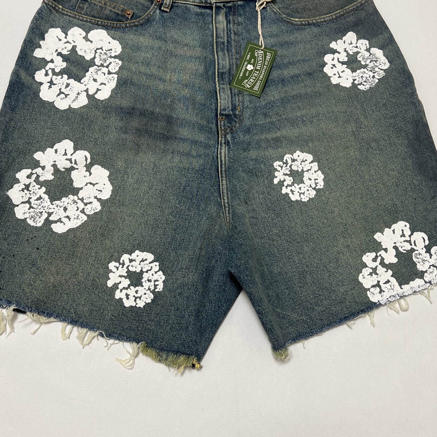 DENIM TEARS x LEVI'S Dirty Wash Wreath Short "Light Wash"  (SS24WR001-D）