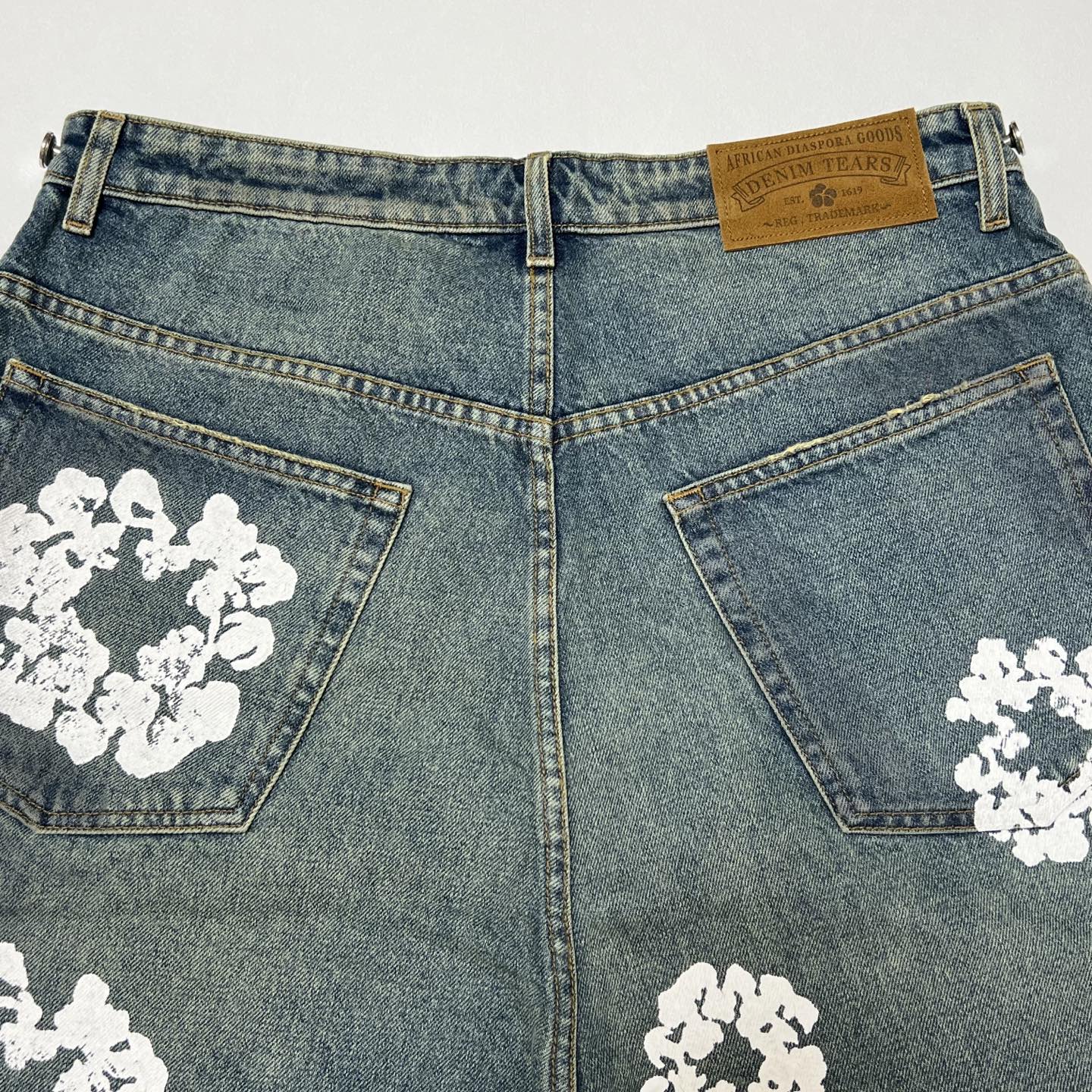 DENIM TEARS x LEVI'S Dirty Wash Wreath Short "Light Wash"  (SS24WR001-D）