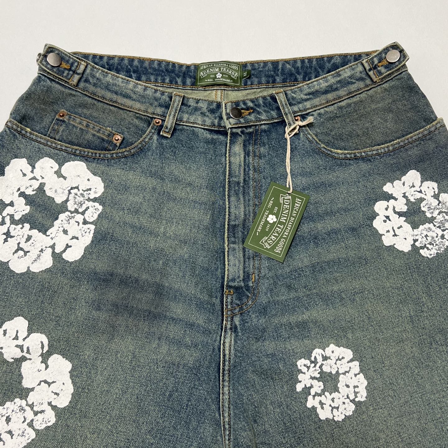 DENIM TEARS x LEVI'S Dirty Wash Wreath Short "Light Wash"  (SS24WR001-D）