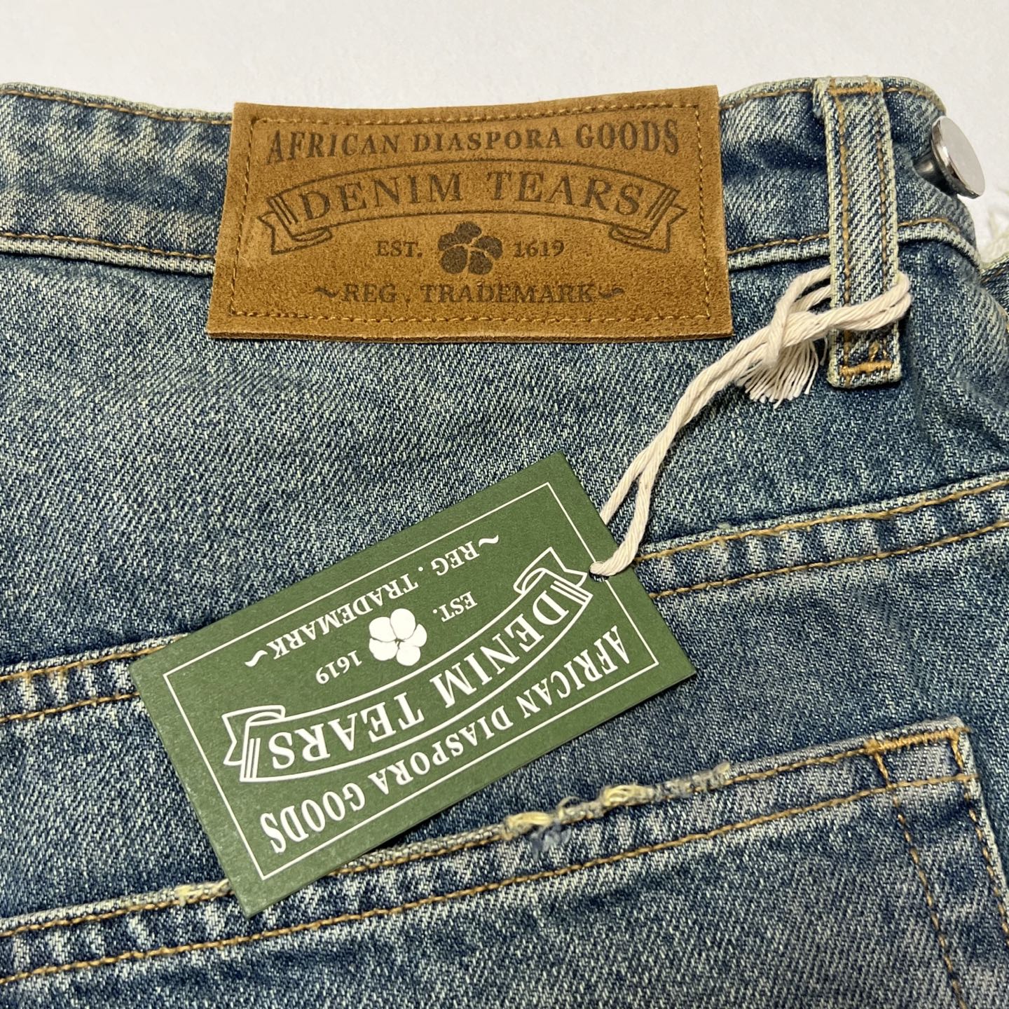DENIM TEARS x LEVI'S Dirty Wash Wreath Short "Light Wash"  (SS24WR001-D）