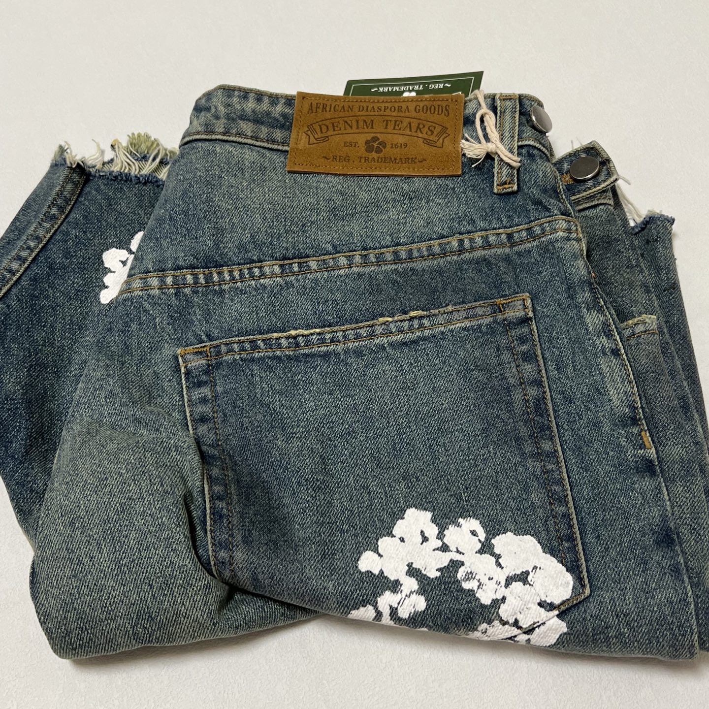 DENIM TEARS x LEVI'S Dirty Wash Wreath Short "Light Wash"  (SS24WR001-D）