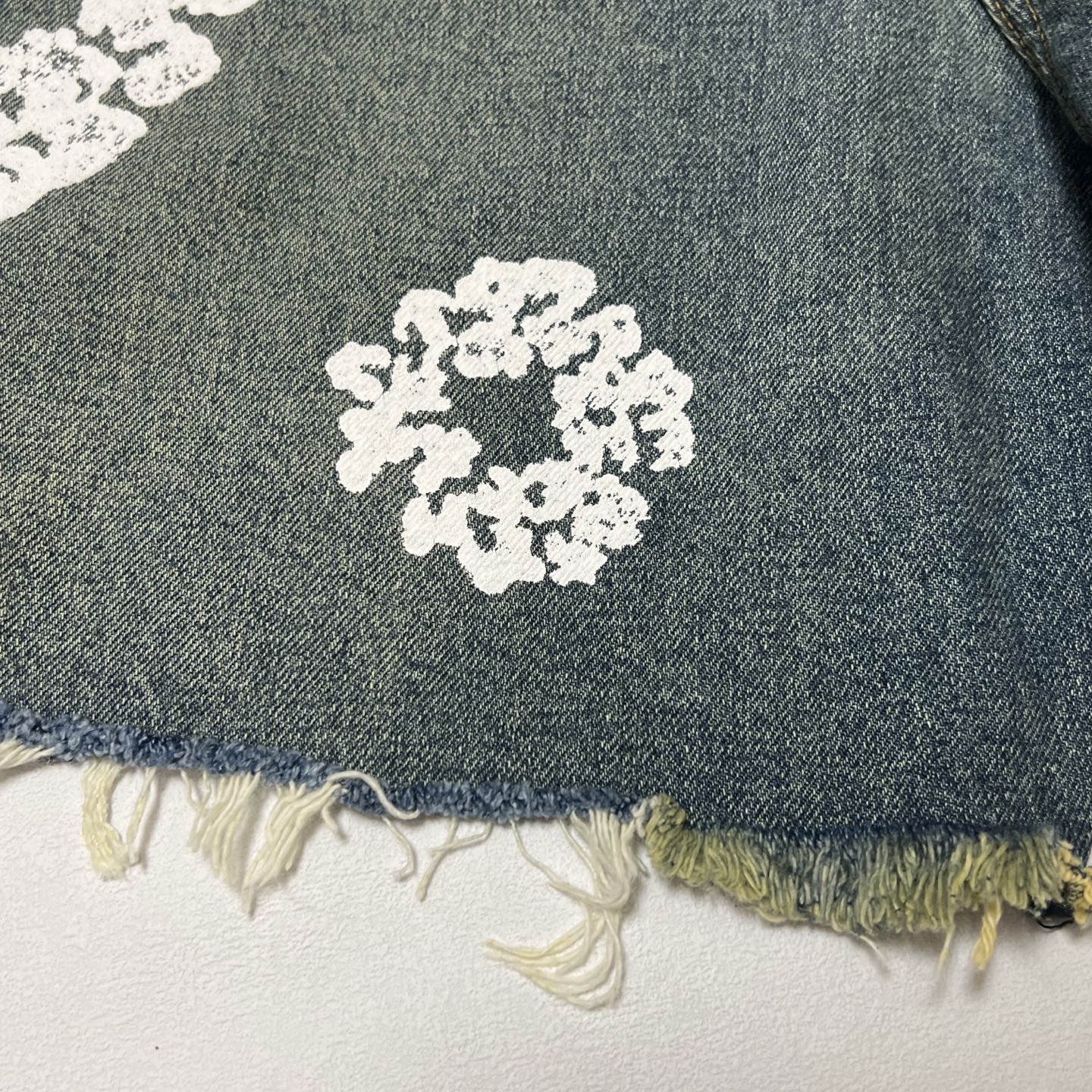 DENIM TEARS x LEVI'S Dirty Wash Wreath Short "Light Wash"  (SS24WR001-D）