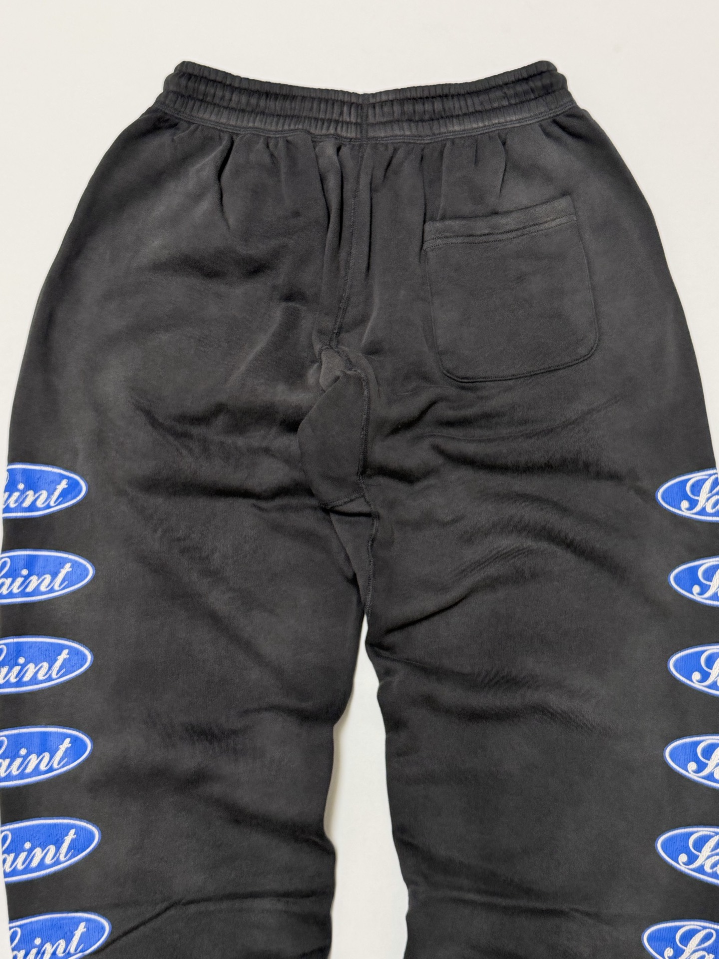 SAINT Mxxxxxx SWEAT PANTS/LOVE AMONG/BLACK (SM-HR1-0000-061）