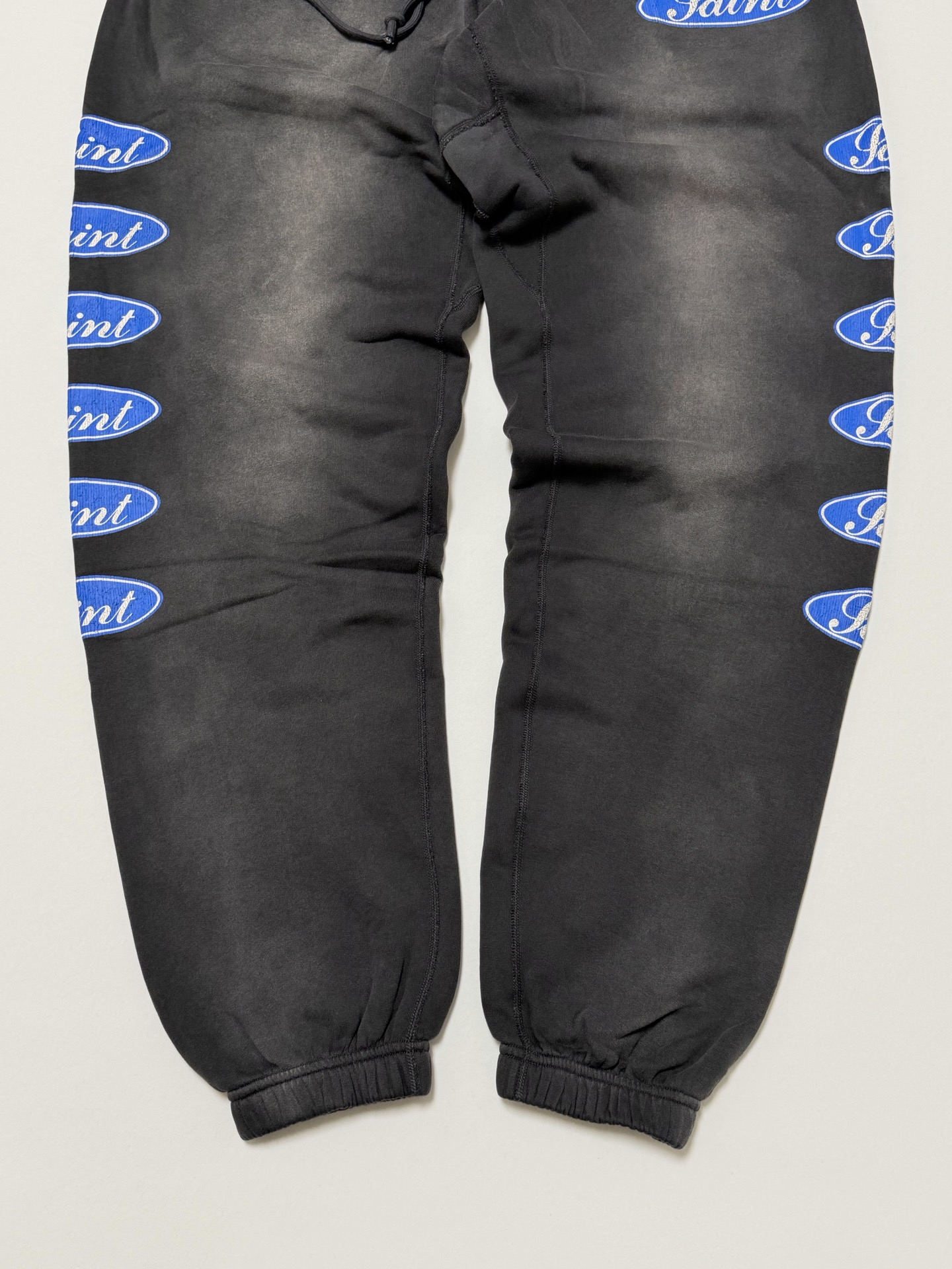 SAINT Mxxxxxx SWEAT PANTS/LOVE AMONG/BLACK (SM-HR1-0000-061）