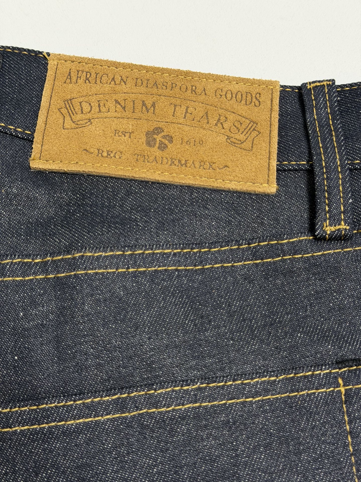 DENIM TEARS / BAGGY COTTON WREATH DENIM PANT（DEN-FW25-003）