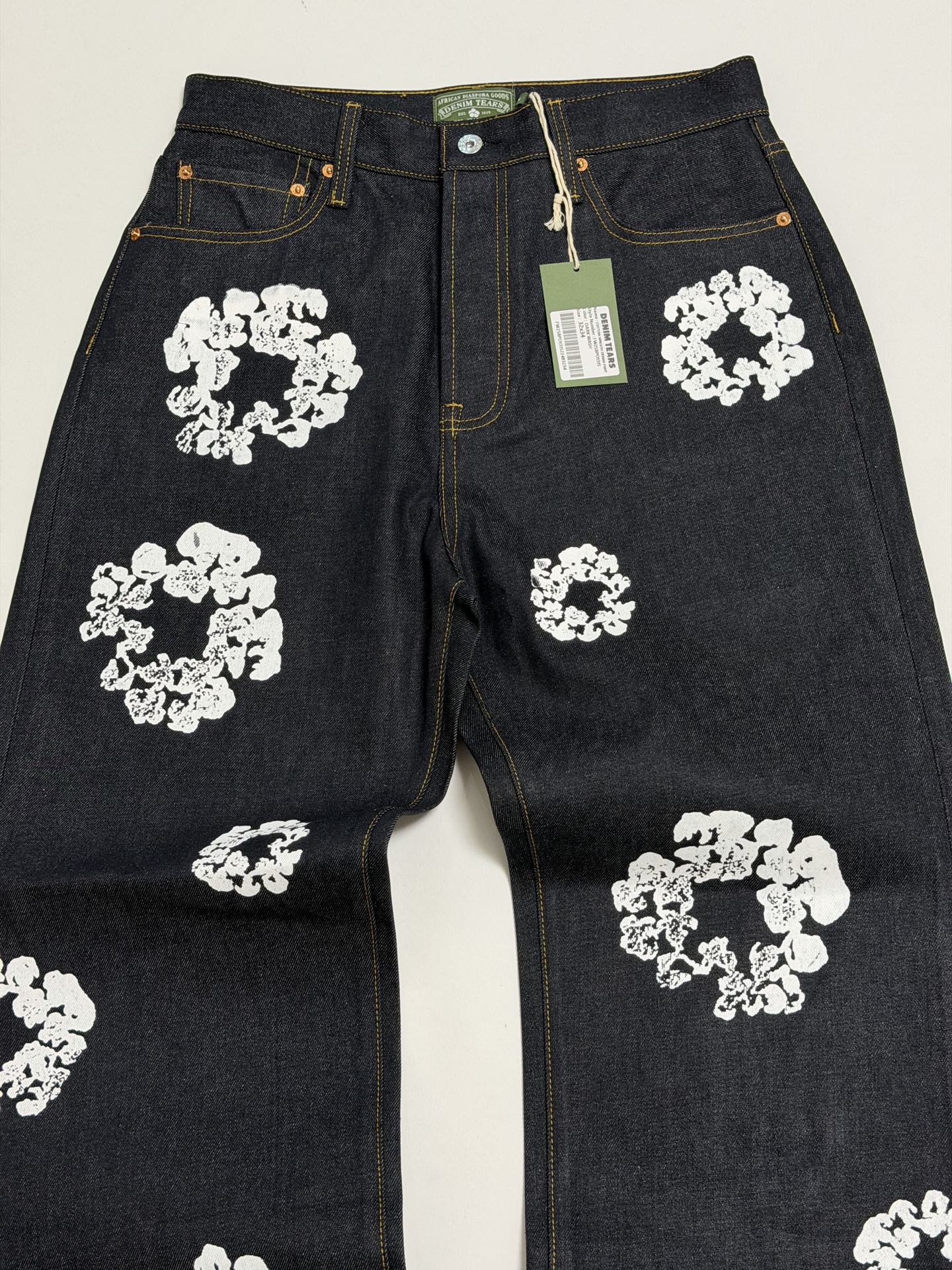 DENIM TEARS / BAGGY COTTON WREATH DENIM PANT（DEN-FW25-003）