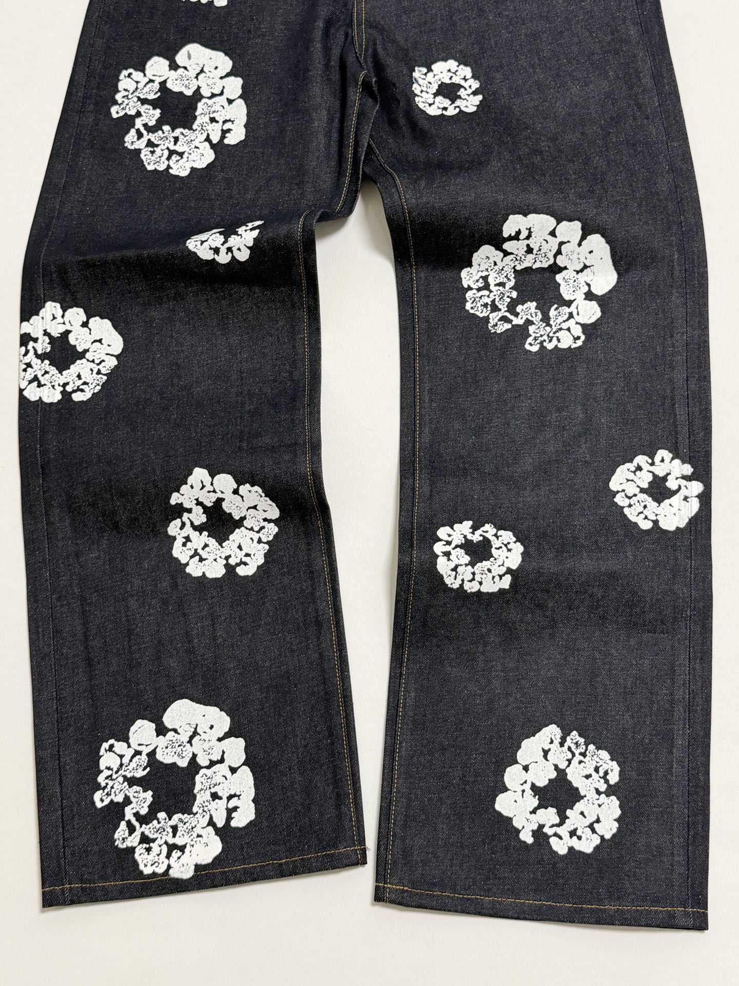 DENIM TEARS / BAGGY COTTON WREATH DENIM PANT（DEN-FW25-003）