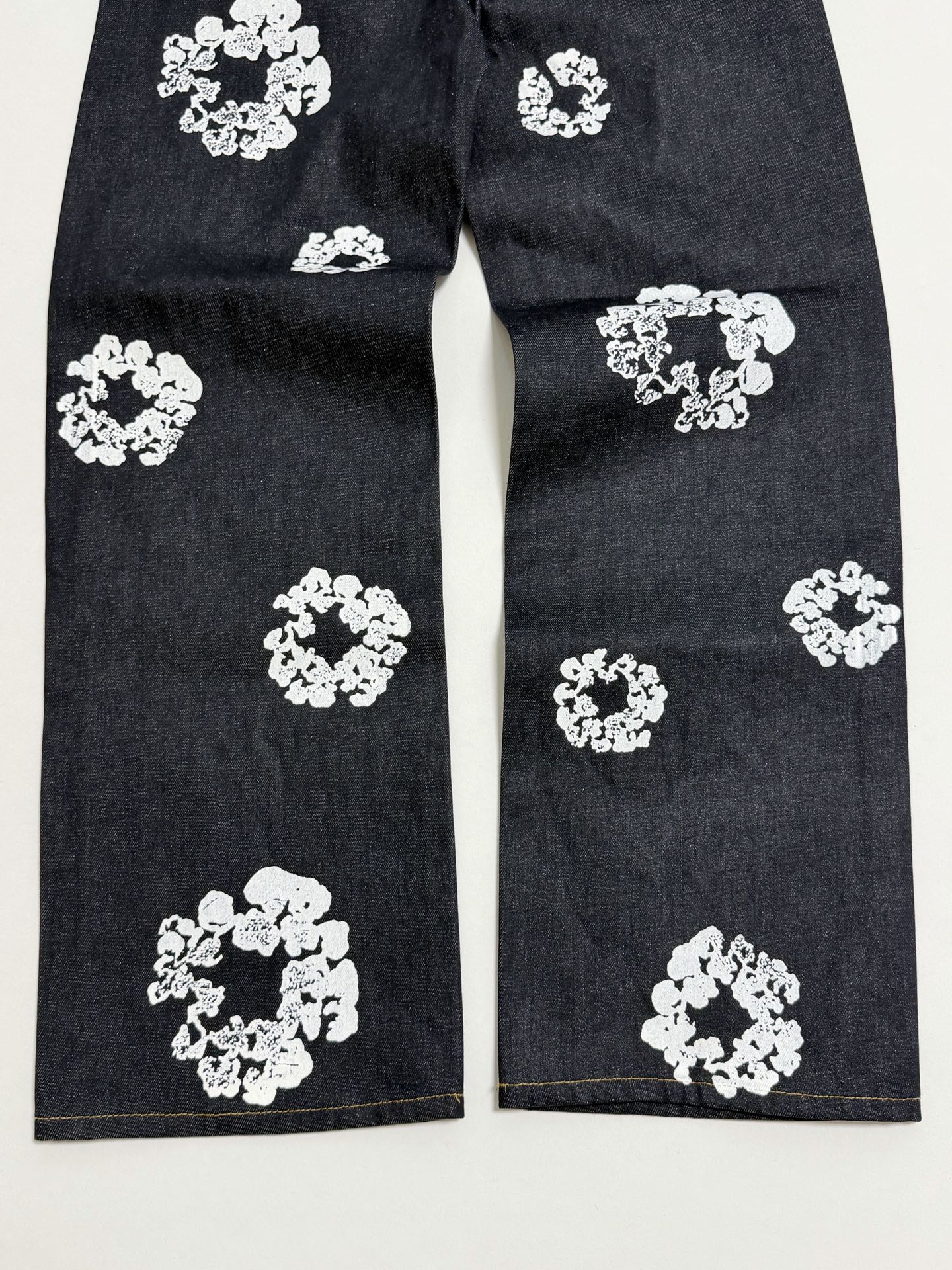 DENIM TEARS / BAGGY COTTON WREATH DENIM PANT（DEN-FW25-003）