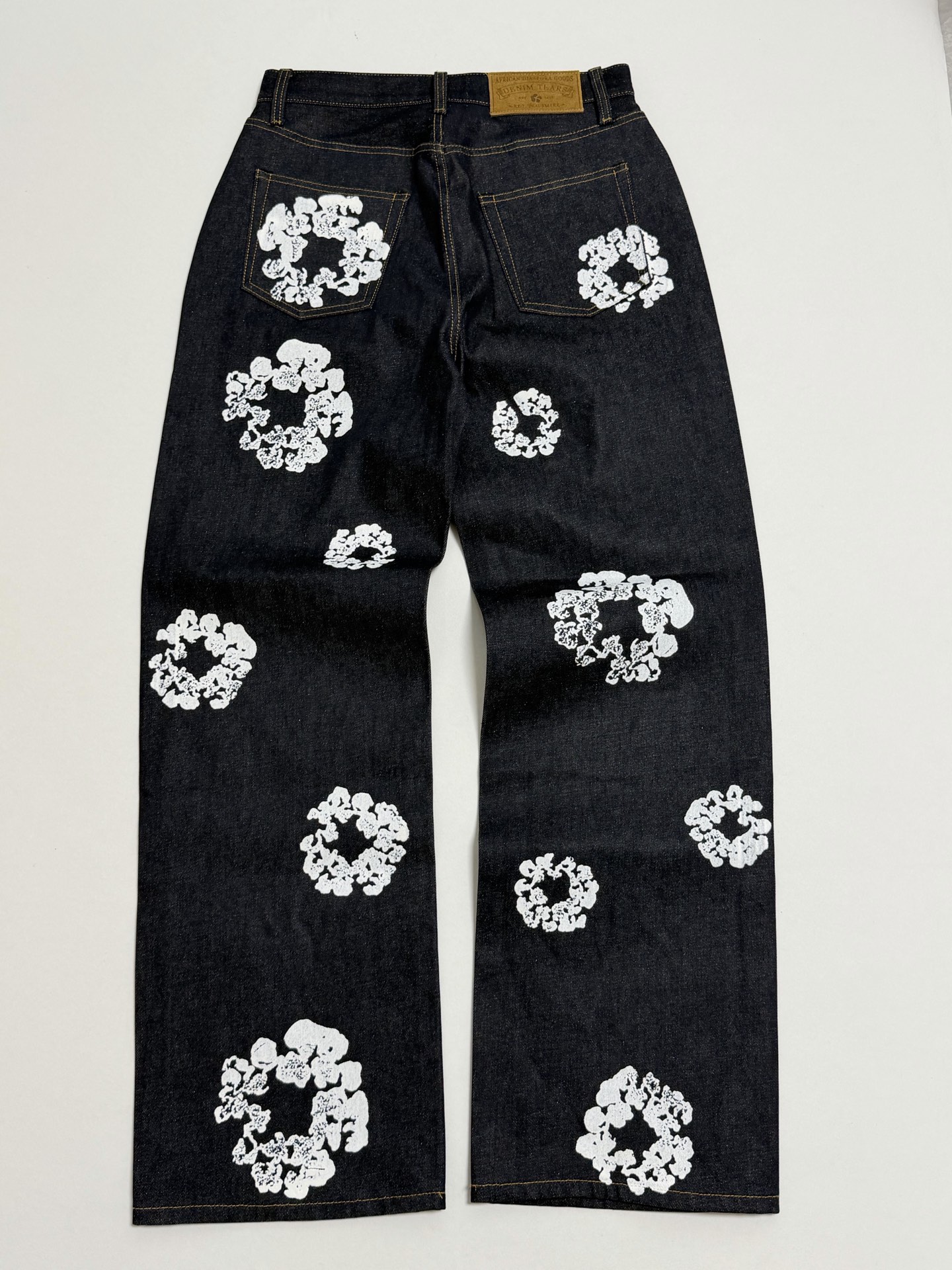 DENIM TEARS / BAGGY COTTON WREATH DENIM PANT（DEN-FW25-003）
