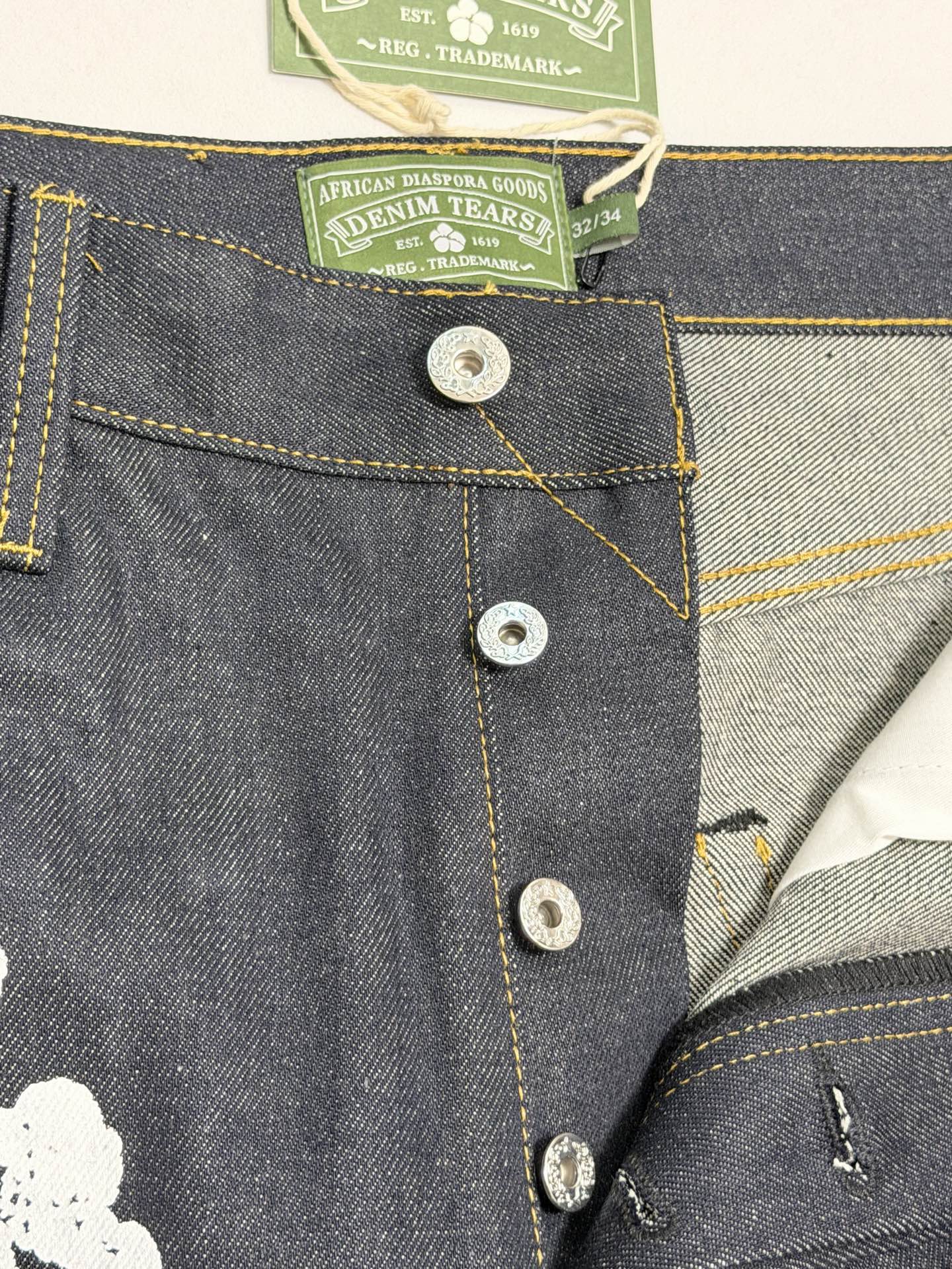 DENIM TEARS / BAGGY COTTON WREATH DENIM PANT（DEN-FW25-003）