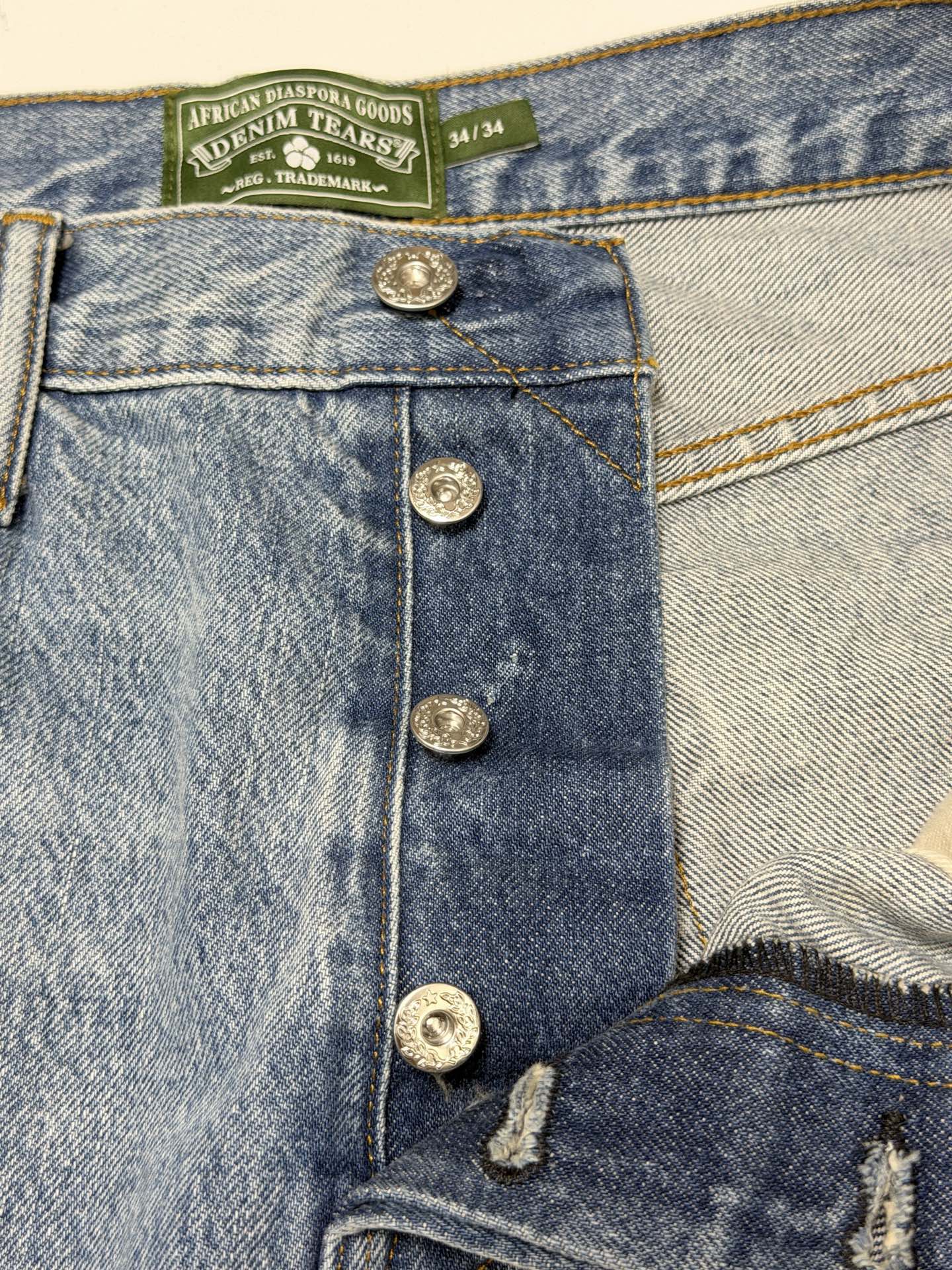 DENIM TEARS / BAGGY COTTON WREATH DENIM PANT（DEN-FW25-003）