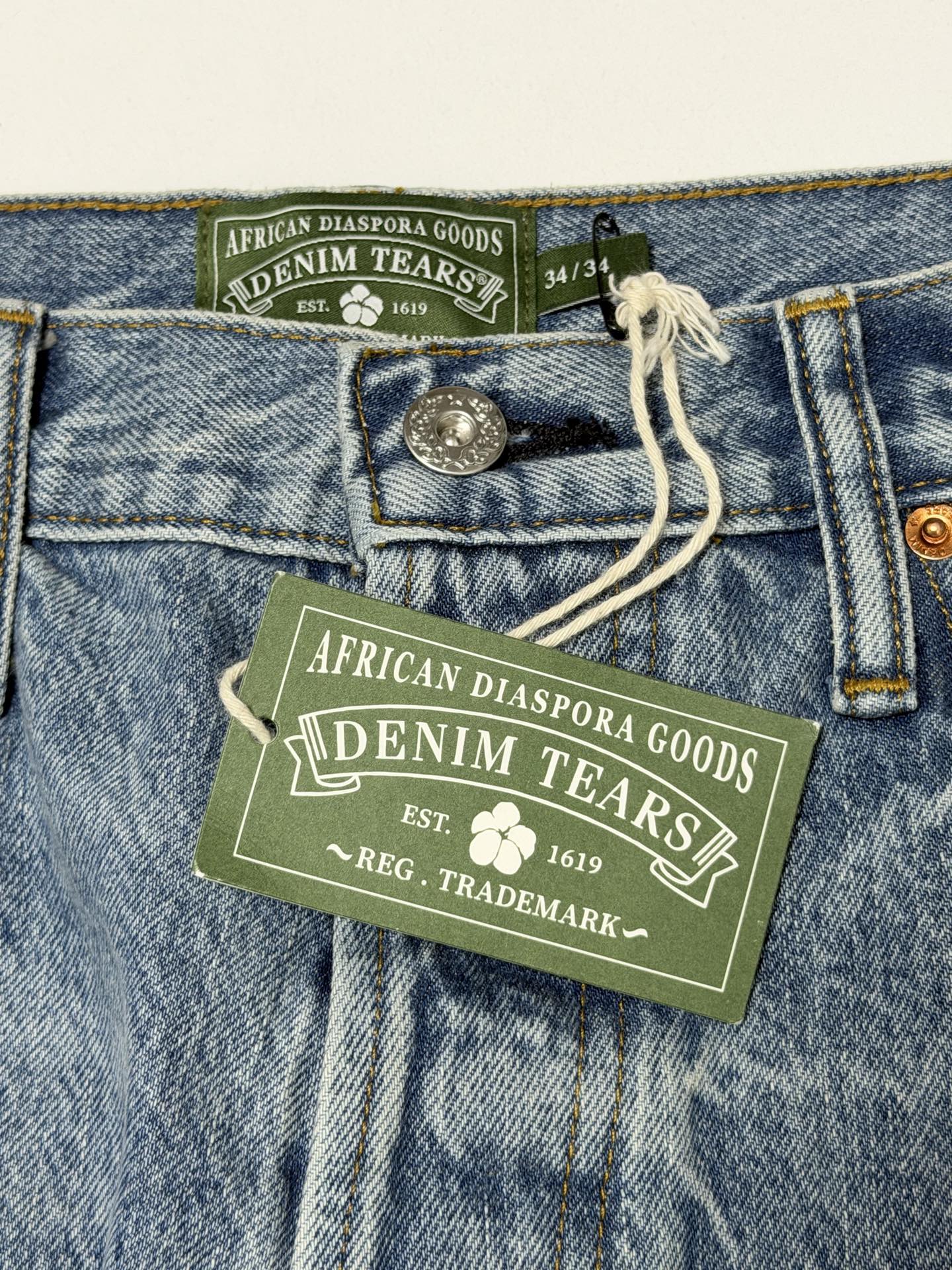 DENIM TEARS / BAGGY COTTON WREATH DENIM PANT（DEN-FW25-003）