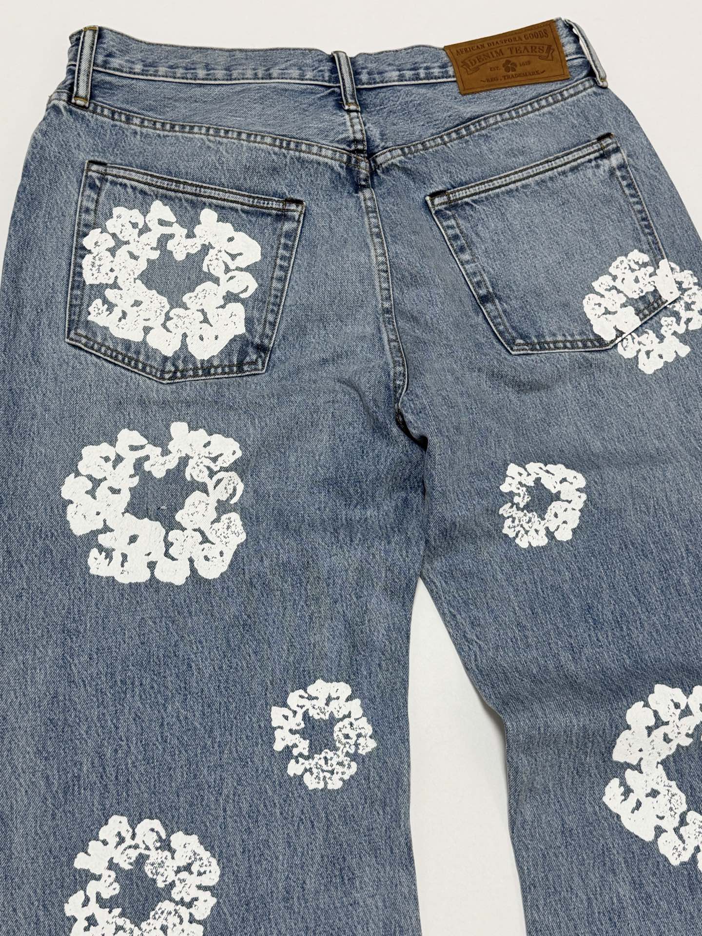 DENIM TEARS / BAGGY COTTON WREATH DENIM PANT（DEN-FW25-003）
