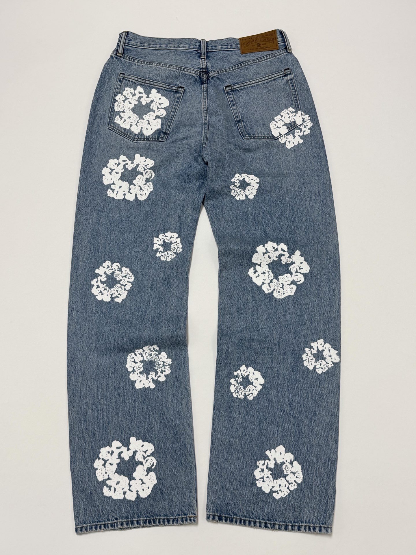 DENIM TEARS / BAGGY COTTON WREATH DENIM PANT（DEN-FW25-003）