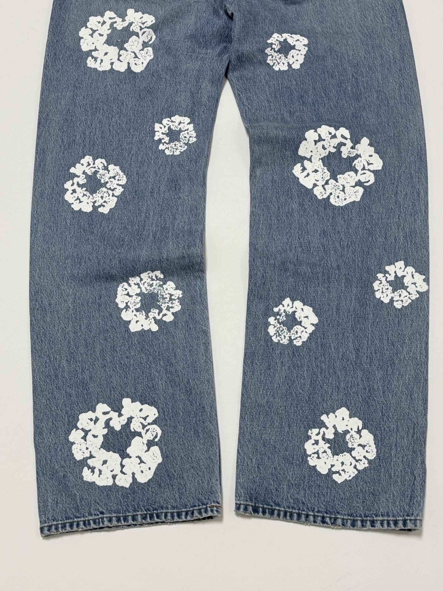 DENIM TEARS / BAGGY COTTON WREATH DENIM PANT（DEN-FW25-003）