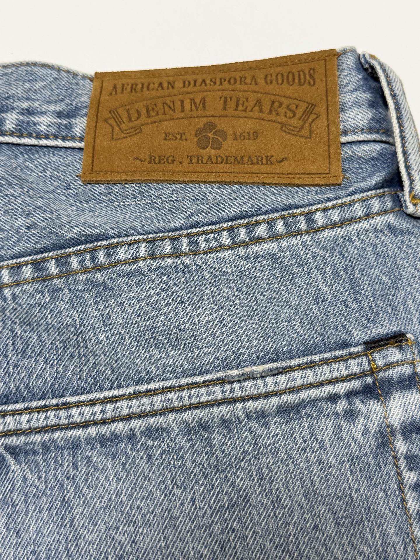 DENIM TEARS / BAGGY COTTON WREATH DENIM PANT（DEN-FW25-003）