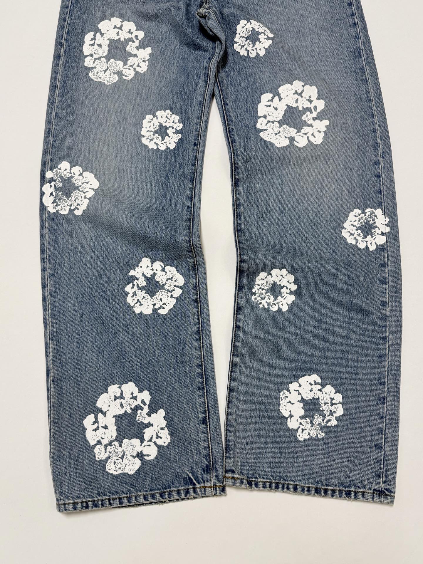 DENIM TEARS / BAGGY COTTON WREATH DENIM PANT（DEN-FW25-003）