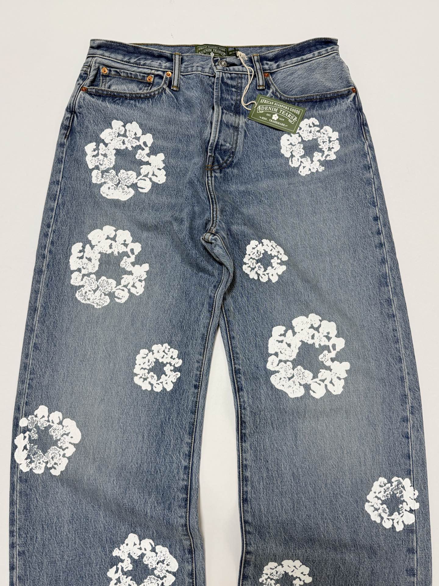 DENIM TEARS / BAGGY COTTON WREATH DENIM PANT（DEN-FW25-003）