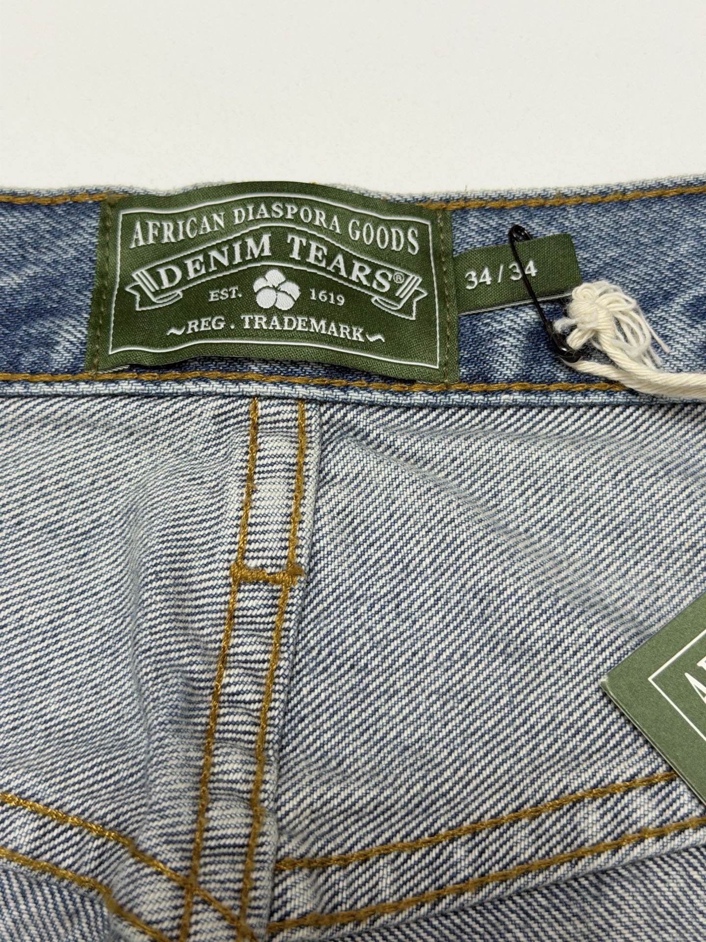 DENIM TEARS / BAGGY COTTON WREATH DENIM PANT（DEN-FW25-003）