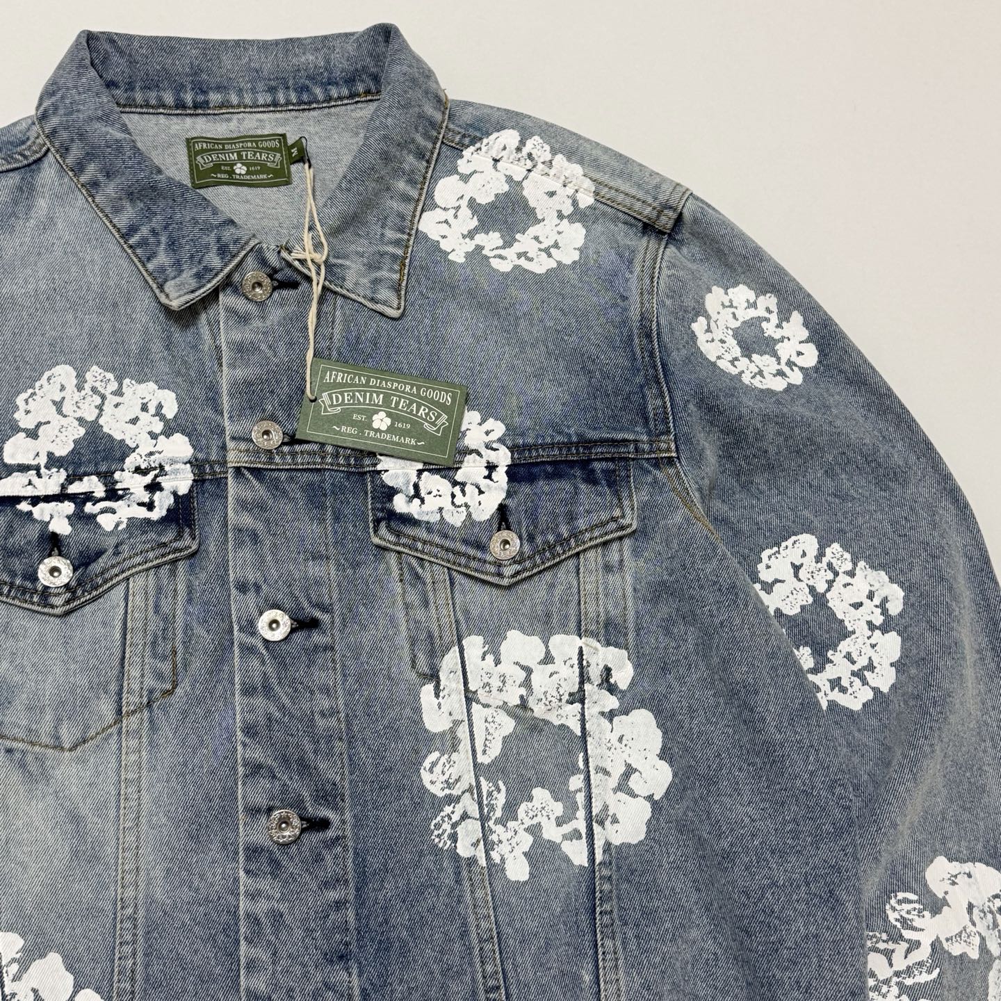 DENIM TEARS Cotton Wreath Denim Jacket (DEN-FW25-009）