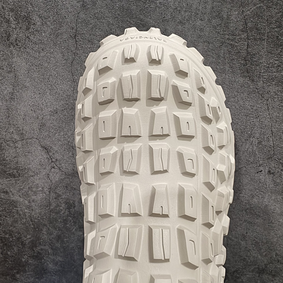 BALENCIAGA DEFENDER CLOG（735252W3CV29700）