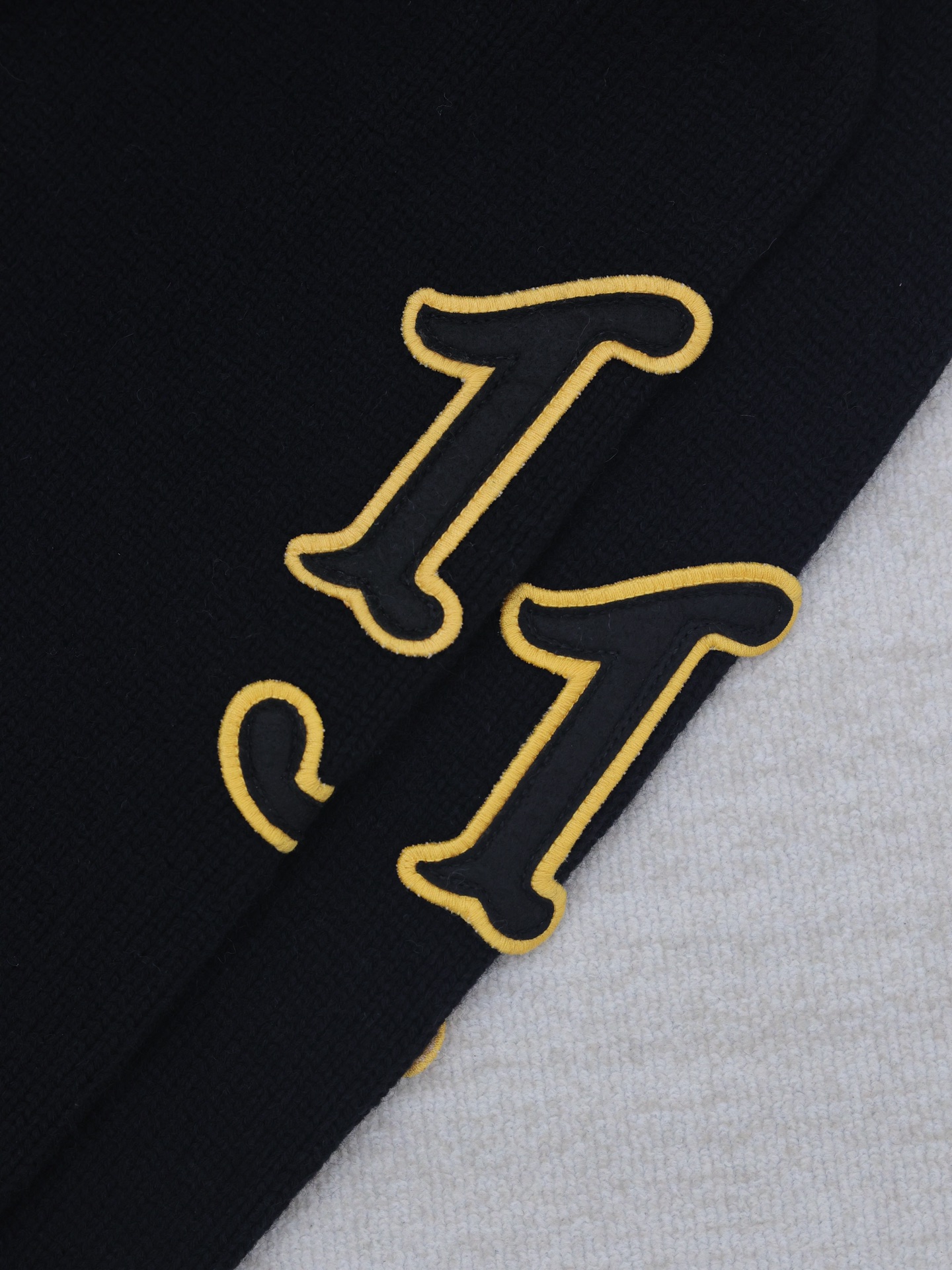 PRADA Wool and cashmere cardigan with patches (UMG359-151V-F0002-S-OOO）