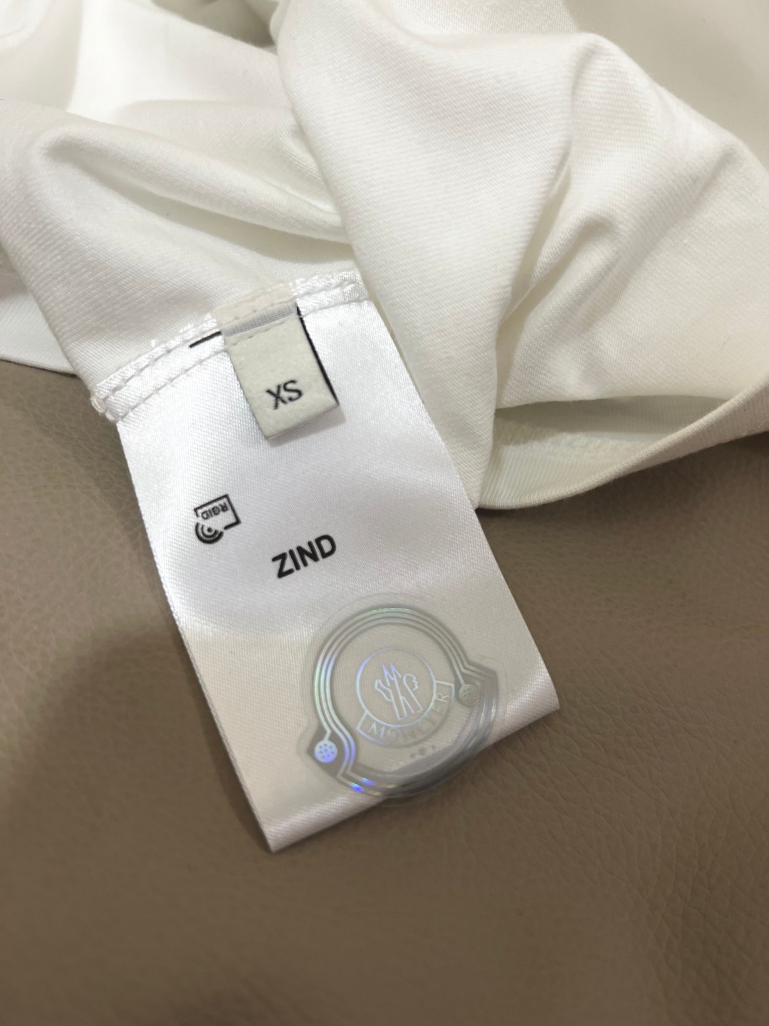 Moncler Logo Patch Pack  T-Shirt（J10918C00025829H83P3）