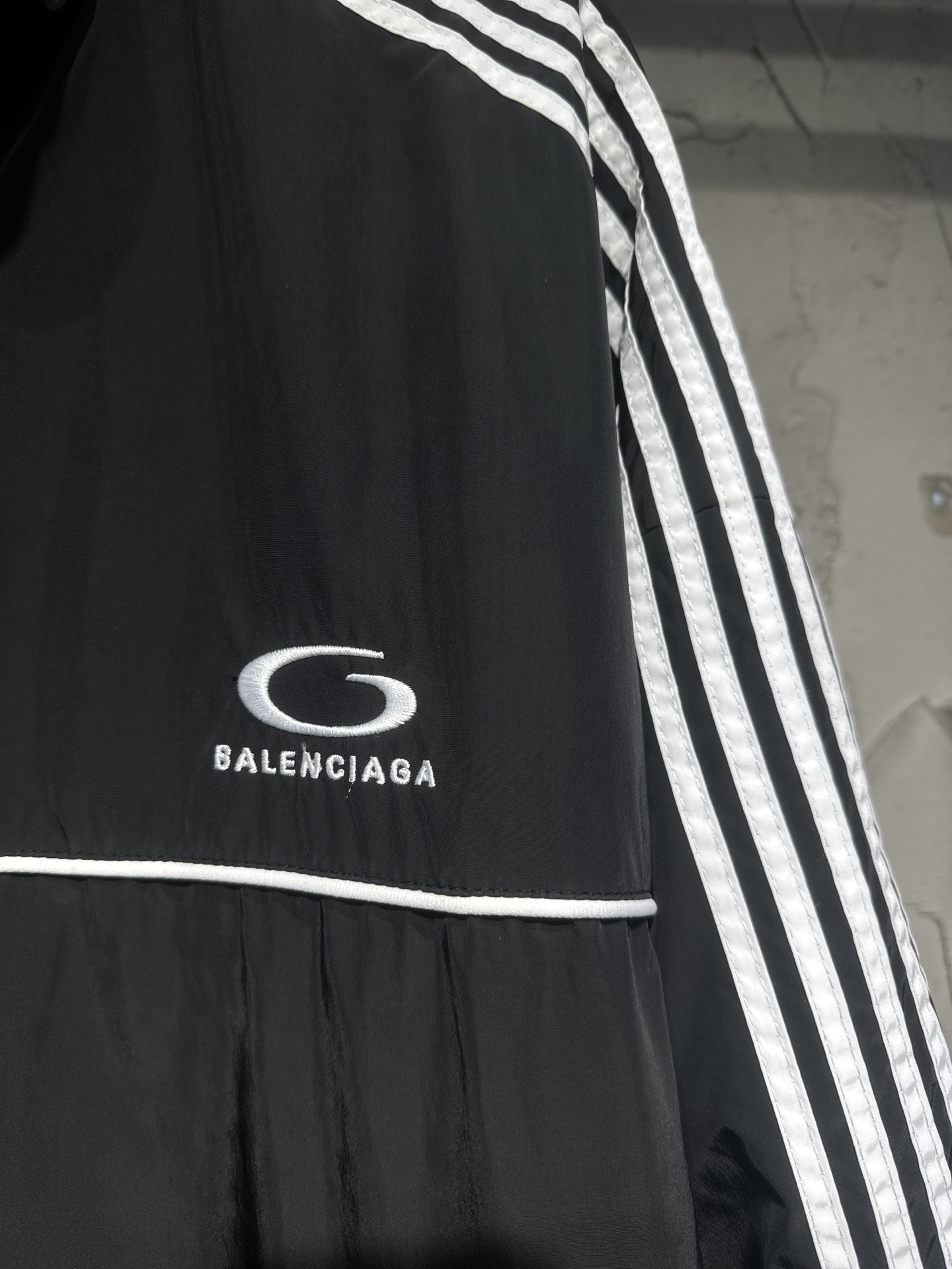 BALENCIAGA Men's Large Tracksuit Jacket in Black（831361TRO311000）