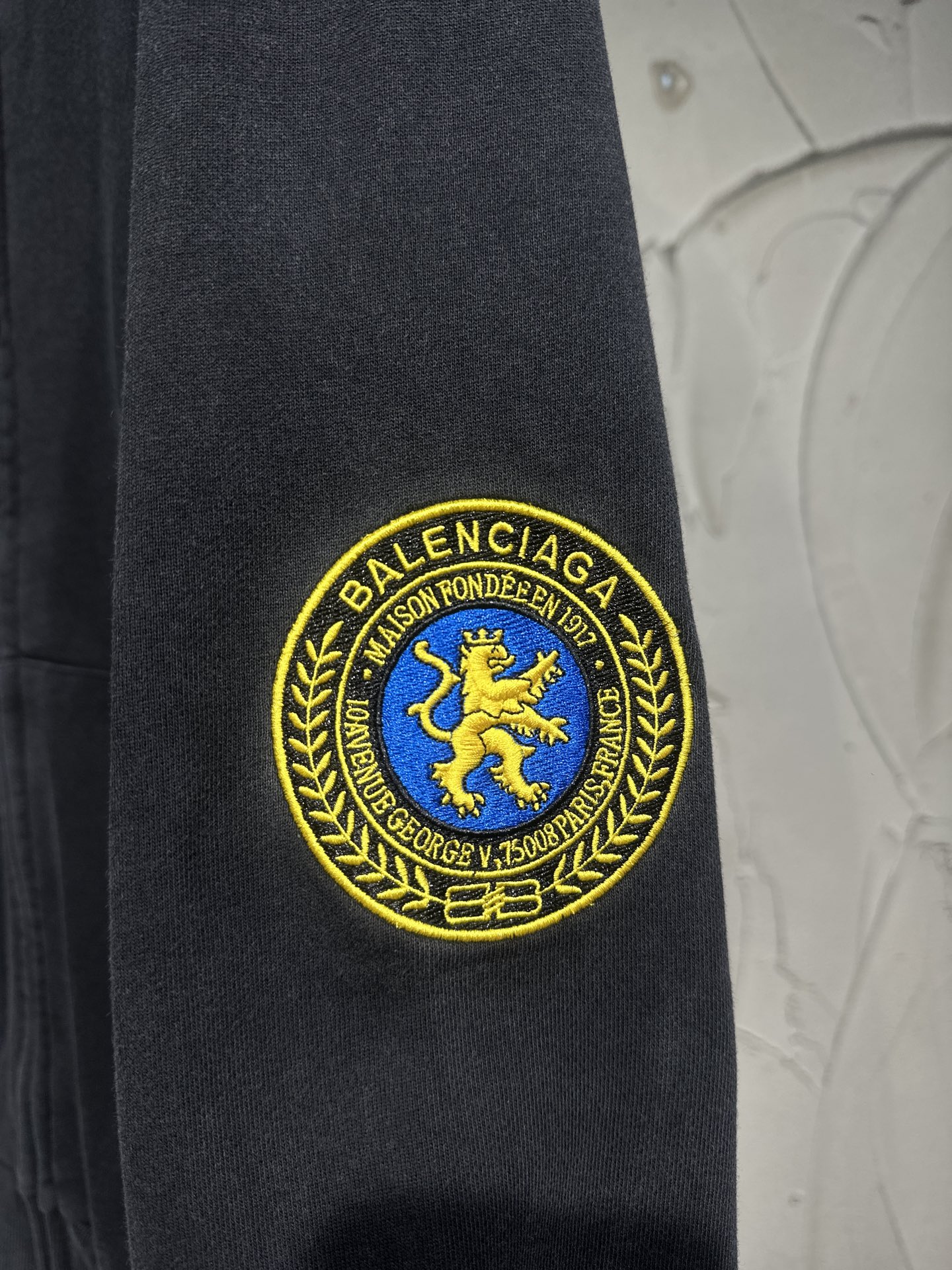 BALENCIAGA Men's Uniform Patch Zip-Up Hoodie Large Fit "Fade Black"（826162TSVH31041）