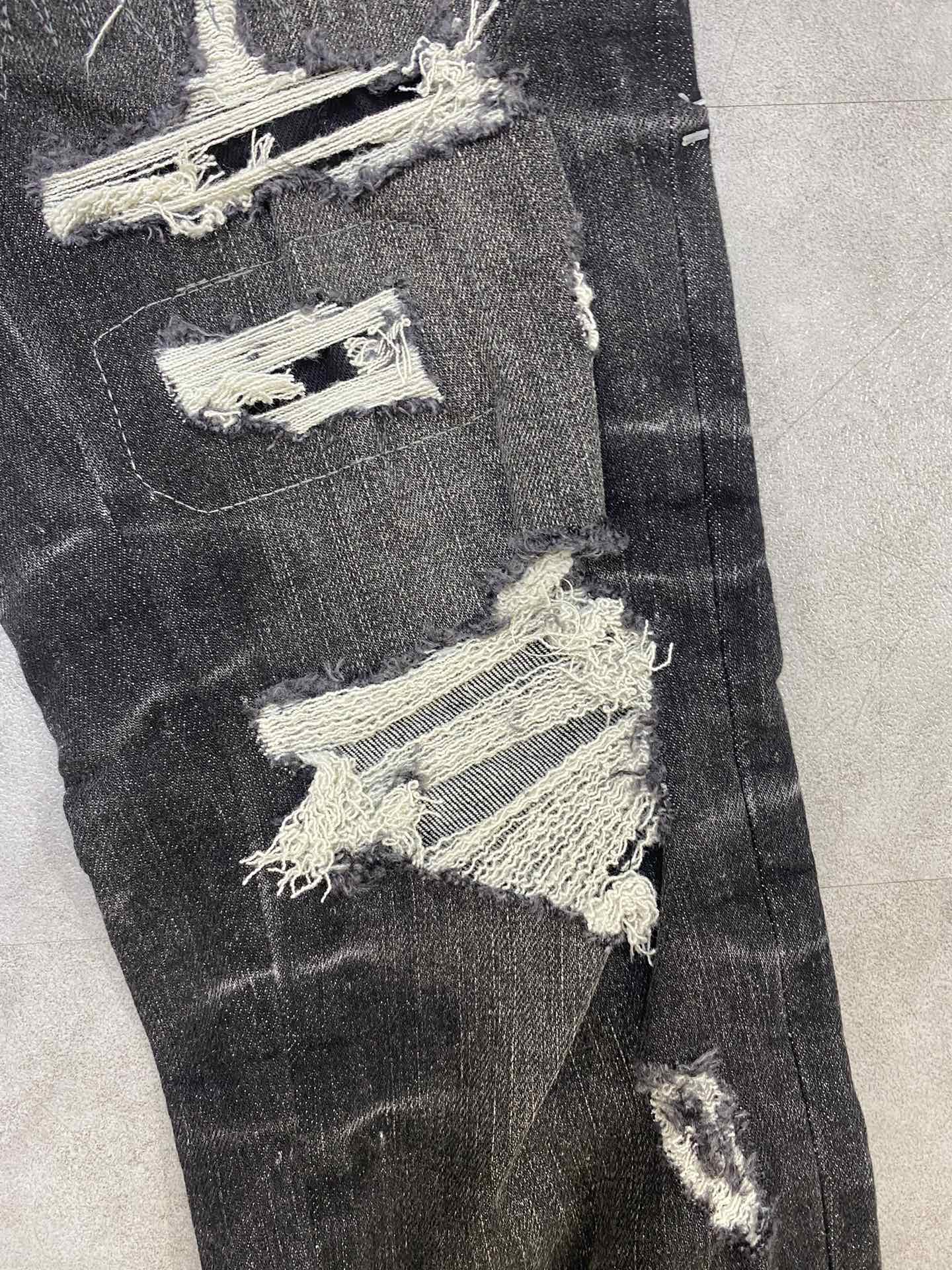 AMIRI jeans with a distressed finish, embroidered logo on the side (ADS050-033）