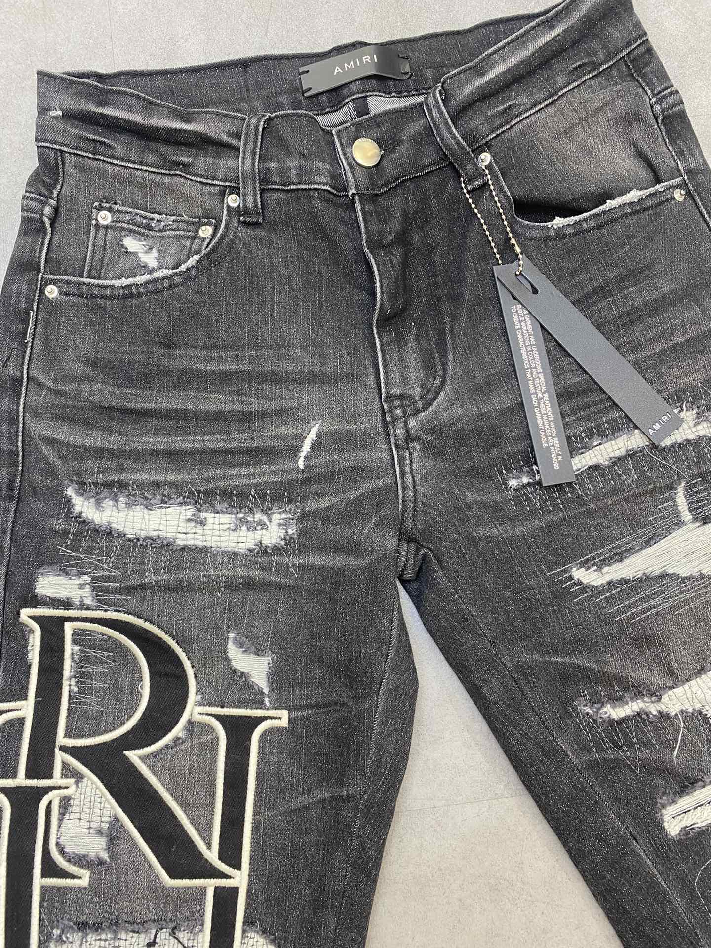 AMIRI jeans with a distressed finish, embroidered logo on the side (ADS050-033）