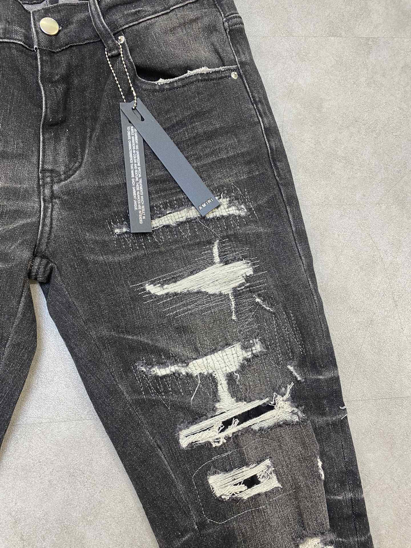 AMIRI jeans with a distressed finish, embroidered logo on the side (ADS050-033）